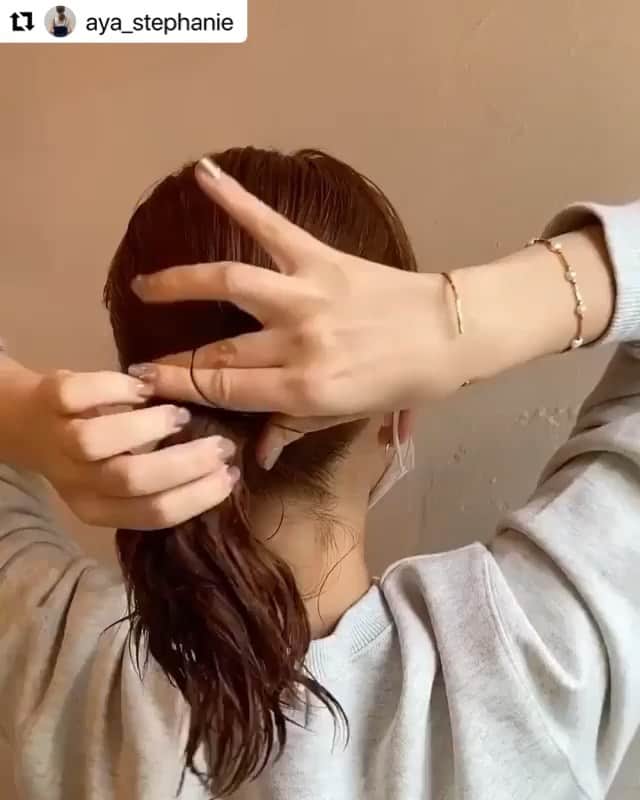 のインスタグラム：「ミニスタグラマー彩 ステファニーさんオススメのヘアアレ🤩めっちゃ簡単で可愛いんですっ！  #ミニスタグラマーの日常   #Repost @aya_stephanie with @make_repost ・・・ 間違って消去してしまったので😭 ①先っちょを出したおだんごひとつ ②先っちょをゴムに入れておだんご2つ目 ③かんざしさして… かんせーい！」