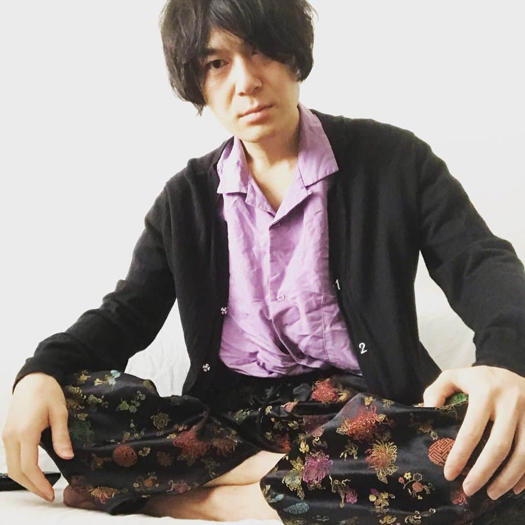 スーパー3助さんのインスタグラム写真 - (スーパー3助Instagram)「今日の私服  #アイアムアイのカーディガン  #センスオブプレイスのシャツ  #プニュズのパンツ  #ニューエラ帽子  #サイラスカバン  #見えてないけどバンズスリッポン」10月29日 16時28分 - super3suke_nyankostar