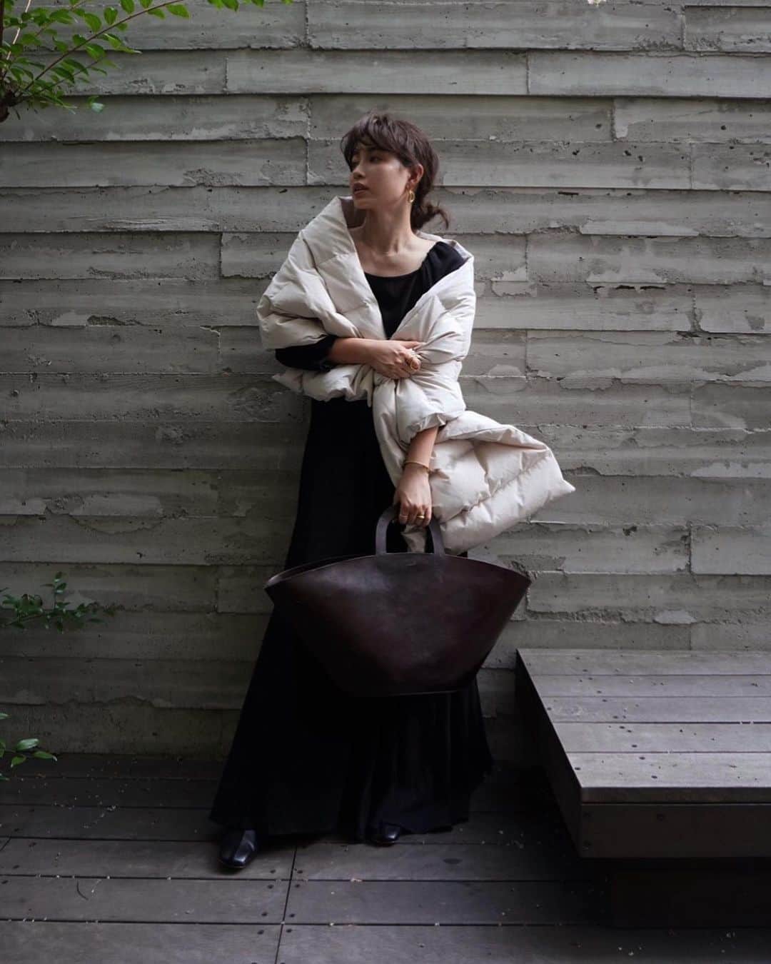 JUNNAのインスタグラム：「先行受注でも人気だった  #コットンリネンスクエアネックワンピース  スクエアネックのマキシ丈ドレス  生地をたっぷり使用し、動くたび 優雅に広がる裾。  背中は華奢なリボン  フロント、バックはスクエアで ショルダーは控えなパワショルデザイン  私はニットに合わせるのが好み  ブラック、ベージュ、ホワイトの3色展開  このドレスは一年中着られる素材感🌿  #etretokyo #2020ETRE_AW  【新作発売スケジュール】 📍ルミネ新宿店　毎週木曜日 📌ETRÉ TOKYO  毎週木曜日19:00 📌ZOZOTOWN  毎週金曜12:00 📌ELLESHOP  毎週土曜19:30  #秋#秋服#アウター #コート #冬 #冬コーデ #etretokyo#156cm#モノトーン #モノトーンコーデ #アディクション#秋メイク#大人カジュアル#ベージュ#ホワイト#ワンピース#ワンピースコーデ」