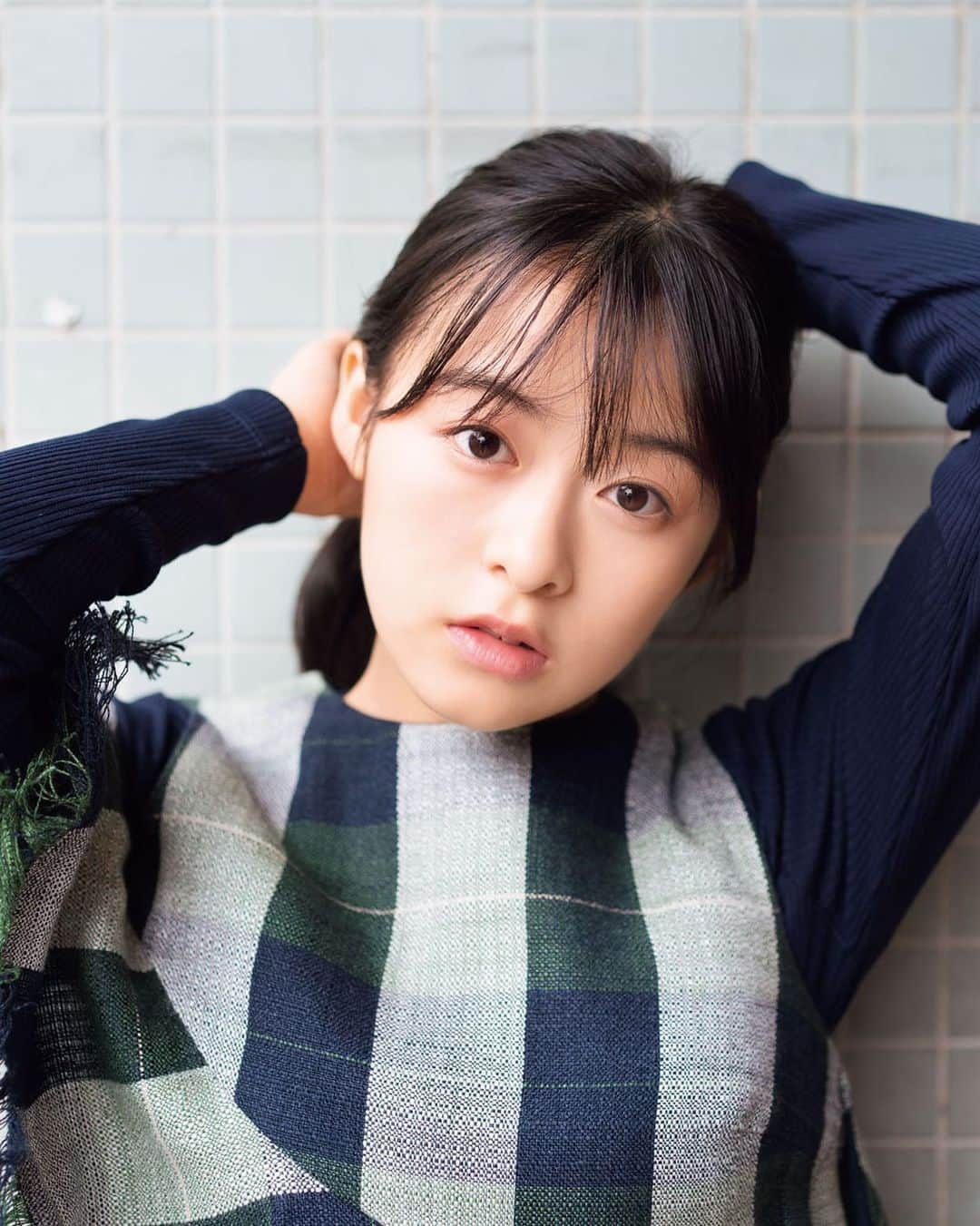 週刊少年マガジンのインスタグラム：「#表紙   2020年10月28日発売の #週刊少年マガジン 48号に、#森七菜 さんが登場！  #天気の子 #この恋あたためますか で人気沸騰中の素顔を撮り下ろし！  撮影 / YOROKOBI スタイリング / 野田さやか ヘアメイク / 佐藤寛 デザイン / 松本麻実 ( GROSVENOR design )」