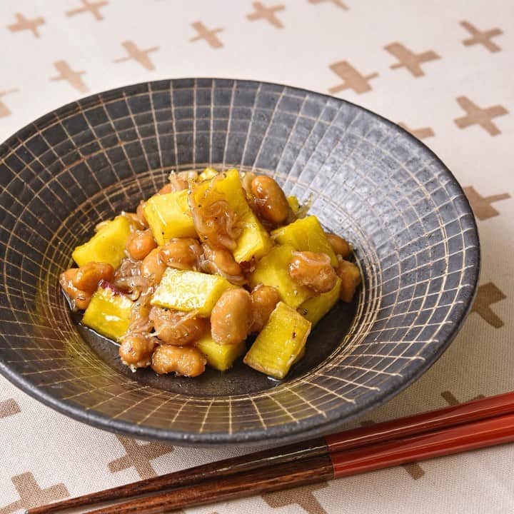 HAPIKU HAPIKU（ハピク）のインスタグラム：「★新着レシピ★ ホクホク＆カリカリ食感が楽しい！【大豆とさつまいもの甘辛揚げ】 大豆は片栗粉をまぶしてじっくりと揚げることで香ばしくなり、豆の風味を抑えて、苦手なお子さんにも食べやすくなります。 調味料が少量で扱いにくい場合、水を少し加えて煮詰め、味の濃さを調整してみてくださいね。 ============================= 【特集】ビタミンCがたっぷり！食卓を彩るさつまいもレシピ https://shoku.hapiku.com/recipe/popular/193/ レシピなど詳細はプロフィールのリンクからも見ることができます ============================== #HAPIKU #HAPIKUレシピ #保育園給食のHAPIKU #保育園給食メニュー #保育園給食レシピ #食育のHAPIKU #乳幼児の食情報 #乳幼児のごはん #保育園 #保育園給食 #保育園おやつ #保育園弁当 #保育園栄養士 #食育 #子育て #こどもごはん #こどものおやつ #こどものいる暮らし #新米ママ #幼児食レシピ #幼児食 #さつまいも #さつまいもレシピ #さつまいもスイーツ #大豆とさつまいもの甘辛揚げ #しらすレシピ #大豆レシピ #秋レシピ」
