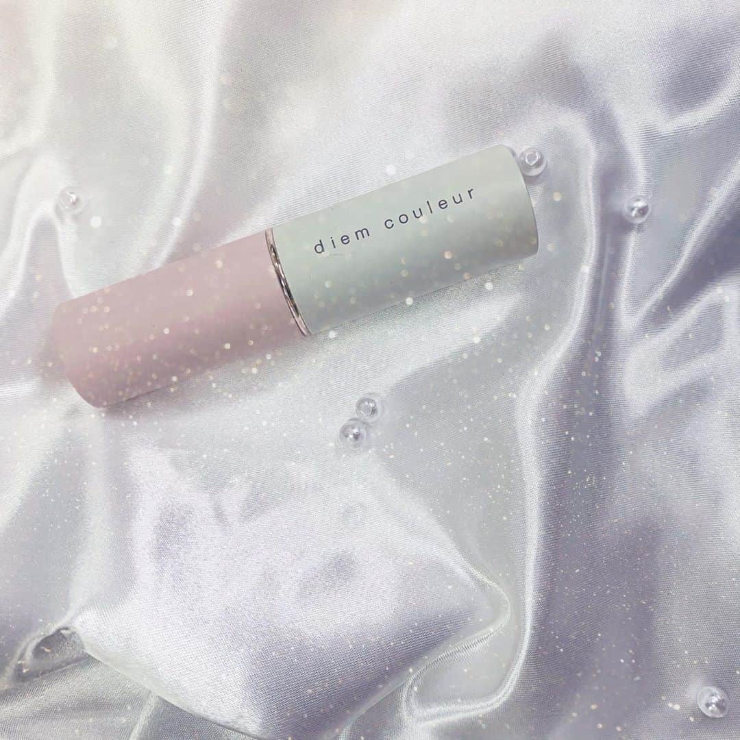 のインスタグラム：「・ ドラマ #だから私はメイクする 💄💋﻿ 脚本を担当している﻿ 坪田文(つぼたふみ) @tsubofumi です🥰﻿ ﻿ 30分という放送時間の中から溢れた﻿ 「なんでこのコスメを選んだか」﻿ 「おすすめポイントや使い方」を﻿ 抑えきれないコスメ愛と共に﻿ ご紹介いたします✨﻿  ﻿ 今回紹介するのは、4話に登場する﻿ 『不思議な見た目に理由アリなチーク』﻿  ﻿ #POLA﻿ #ディエムクルール﻿ #グローブラッシュスティック﻿  ﻿ 皆さん……チークって、﻿ 本当に難しいですよね😅﻿ ﻿ 玲央奈と蒼の悩みは、﻿ 私自身が長年思っていた課題……。﻿ ﻿ メイクにこだわりがない﻿ 友人のポーチを見ても、﻿ アイシャドウとリップは入っていても﻿ チークは未所持率高し‼️（坪田調べ）﻿ ﻿ チークって﻿ 「入れすぎると子供っぽくなる」﻿ 「でも入れないと顔色悪い」﻿ でもそんな簡単に﻿ ちょうど良い加減わかんないYO😫‼️﻿ 教科書に書いといてくれYO😩‼️﻿ ﻿ けれど「グローブラッシュスティック」は﻿ そんなチークに苦手意識を﻿ 持っている方にこそ﻿ 使って欲しいおススメアイテム☺️💕﻿ 見た目、変わっていますね。﻿ 緑の中心に赤？？﻿ どうやって使うんだ🤔？？﻿ と最初は私も思いましたが簡単です。﻿ ﻿ ①スティック全体を頬に充てて、﻿ 肌を滑らせる。﻿ （そうすると赤い線が﻿ 頬に描かれます。頬骨を意識するとGOOD!👍）﻿ ﻿ ②それを指でポンポンと馴染ませる。﻿ 以上です。﻿ ﻿ 足りないと思った時は﻿ 赤い部分を指にとって足す。﻿ 濃いなと思ったら緑の部分を﻿ 手に取って更に馴染ませる。﻿ このスティックチークはとっても薄づき。﻿ その秘密はオイルが含まれた﻿ チーク＆ハイライトだから☺️✨﻿ ﻿ パウダーと違ってもうちょっと足したい、﻿ もうちょっと薄めたいの調節がとっても簡単‼️﻿ 緑のハイライト部分を一緒に使うことで、﻿ つややかな血色が宿った頬を﻿ 自然に作ることができます🥰﻿ ﻿ いきなり頬に色をのせるの不安😔﻿ という方は、最初からチークとハイライトを﻿ 一緒に指にとって少しづつ頬を色づけると﻿ より失敗が少なくなると思いますので、﻿ 是非お試ししてみてください🌟﻿ ﻿ チーク、怖くないよー‼️📣﻿ と気づかせてくれたアイテムです🙌﻿ あと、こちらを使うと﻿ 凄くWEBカメラに映えます💻✨﻿ ハッピーオーラ出てる人になれますよ。﻿ ディエムクルールのコスメは﻿ 「ワタシを遊ぼう」﻿ のキャッチコピー通り、見た目が面白くて、﻿ 一瞬「どうやって使うの！？」と言う﻿ アイテムが多いのですが、﻿ 実際に使用してみると簡単で﻿ 効果がはっきりわかるものが多いです💕﻿ 私はうずまきファンデ＆コンシーラーも﻿ 愛用しています😉﻿ うずまき？？と気になった方は﻿ ぜひ公式HPに遊びに行ってみてください。﻿ コスメもスキンケアもサイエンスなんだなと、﻿ ワクワクする事保証します😘」