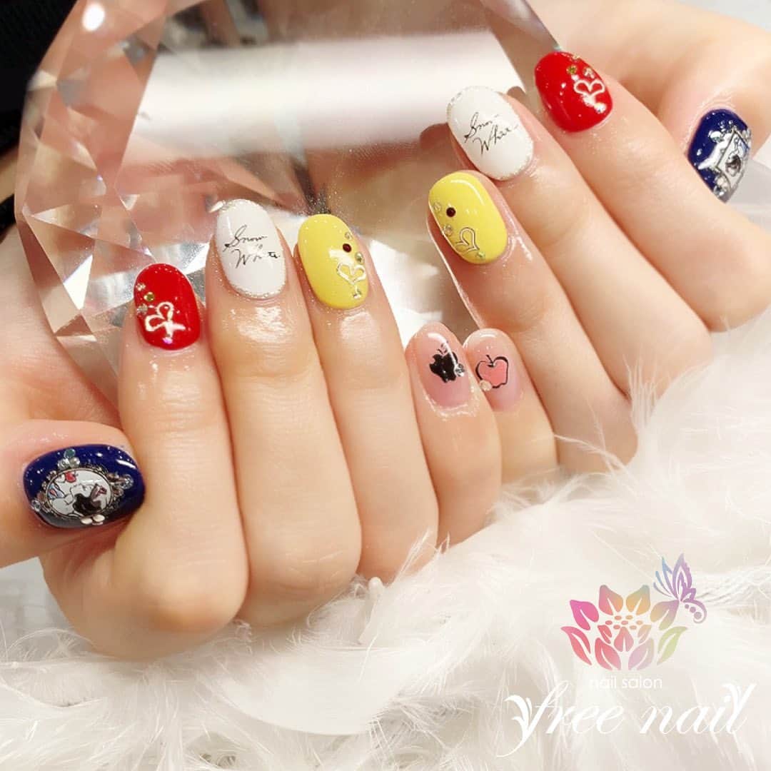 free nail フリーネイルのインスタグラム：「. お客様ネイル💅🏻🍁 . 白雪姫ネイル🍎 . お客様お持込みのネイルシールで👩🏻‍🎨 . スワイプして動画も見てね☝︎🎬✨ . ご来店ありがとうございました🙇🏻‍♀️🙇🏻‍♀️🙇🏻‍♀️💗 . #ネイルアート #ジェルネイル #ネイルサロン #大阪ネイルサロン #ネイルデザイン #ネイルチェンジ #キャラクターネイル #白雪姫ネイル #ネイルシール #ネイルパーツ #レッドネイル #ブルーネイル #デザインネイル #トレンドネイル #ファンシーネイル #シンプルネイル #ショートネイル #秋ネイル #autumnnails #nailsart #nailsdid #美甲 #日式美甲 #日式美甲胶 #日本美甲师 #日本美甲老师 #美甲上课 #日本胶 #フリーネイル #freenail」