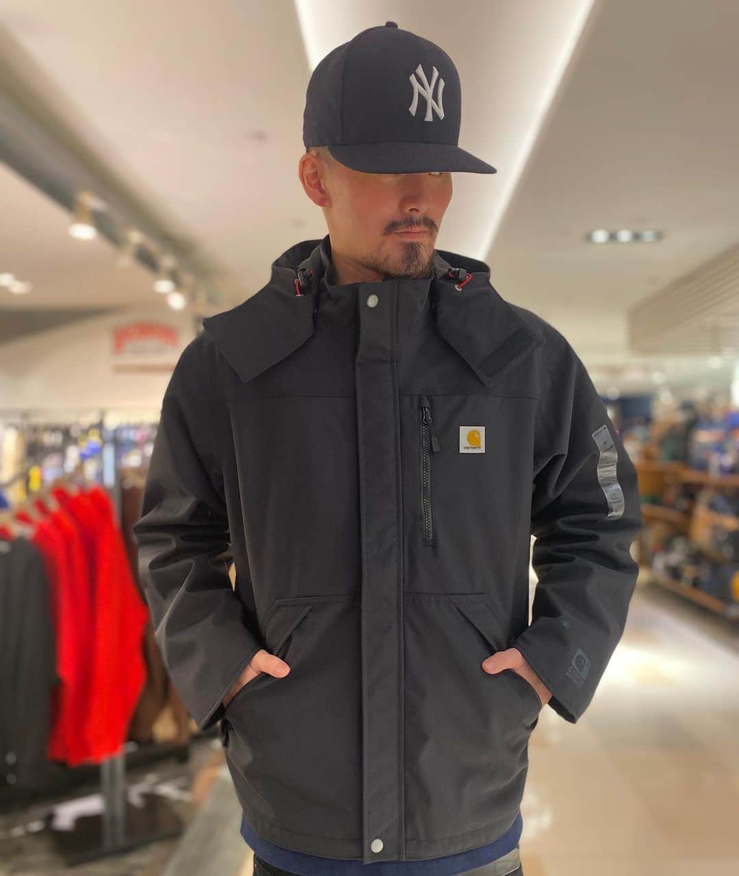 のインスタグラム：「CARHARTTより "SHORELINE WATERPROOF BREATHABLE JACKET" が入荷致しました！ .  透湿性を備えた完全防水(Storm Defender)で機能性が高く、フードが取り外し可能になります🔥 . NYLON 100% . 182cm 63kg Mサイズ着用 . #carhartt #growaround #growaroundnewarrivals #growaroundmachida  #東急twins町田」