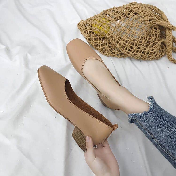 maison de LATIRのインスタグラム：「スクエアトゥ×履き口のVカットの組み合わせがを履くだけで気取り過ぎないこなれ感を演出。 今年も人気のローヒールパンプスは抜け感のある足元に。 普段のコーデにリラックス感も兼ねそなえた大人の上品さをプラスできます。 シンプルな上品スタイルで結婚式などのフォーマルなイベント、 またデイリーユースにも使えちゃう万能アイテムはおススメの一足です。   ↓ご購入はこちらから↓ @maison_de_latir #maison_de_latir #メゾンドラティール #https://shop-list.com/women/brand/maison-de-latir/」