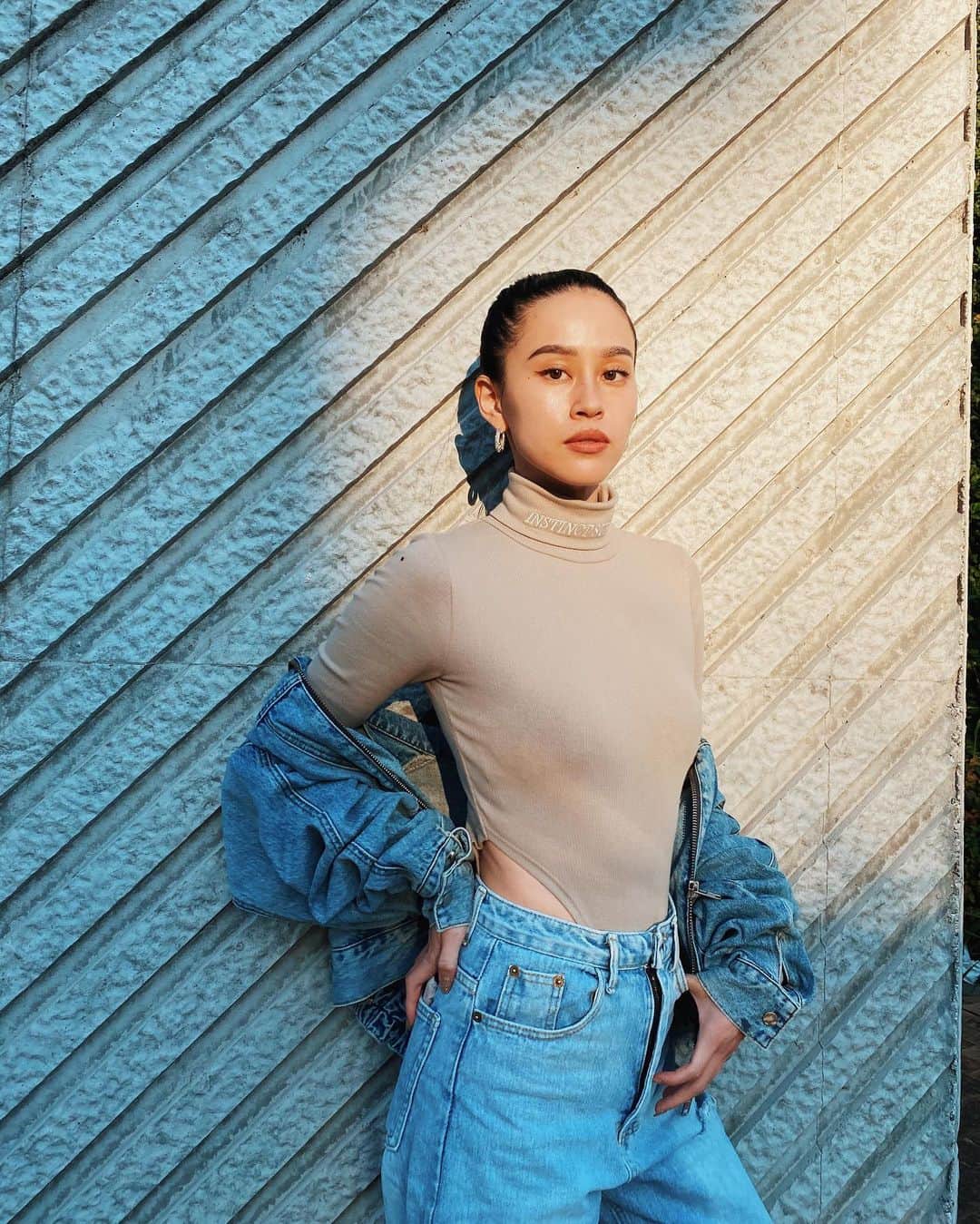 安田唯のインスタグラム：「. Tops:  @qussio_official  Jacket: @instantfunk_official」