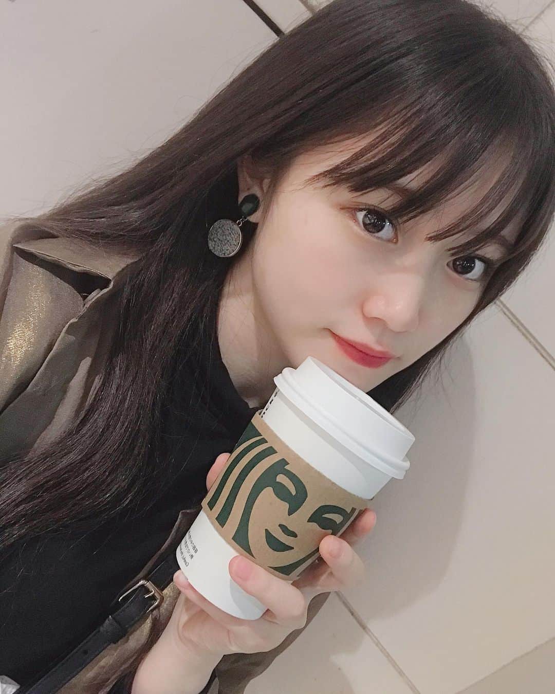 小野田紗栞のインスタグラム：「☕️ ホワイトモカにハマった  今年の秋冬はこれで乗り切る😋  #tsubaki_factory #つばきファクトリー#小野田紗栞#スターバックス#スタバ#ホワイトモカ#アイドル#idol#followｍe」
