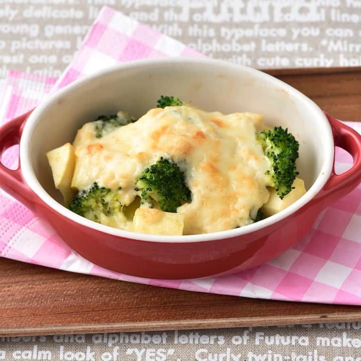 HAPIKU HAPIKU（ハピク）のインスタグラム：「★保育園の給食レシピをご紹介★ みその風味がチーズとよく合う【ブロッコリーとさつまいもの豆腐グラタン】 木綿豆腐にみそと牛乳を合わせたソースは、みそのコクと牛乳のクリーミーさがあるのにさっぱりしている新感覚のソース。 ヘルシーなのにボリューム満点です。 ============================= 【特集】ビタミンCがたっぷり！食卓を彩るさつまいもレシピ https://shoku.hapiku.com/recipe/popular/193/ レシピなど詳細はプロフィールのリンクからも見ることができます ============================== #HAPIKU #HAPIKUレシピ #保育園給食のHAPIKU #保育園給食メニュー #保育園給食レシピ #食育のHAPIKU #乳幼児の食情報 #乳幼児のごはん #保育園 #保育園給食 #保育園おやつ #保育園弁当 #保育園栄養士 #食育 #子育て #こどもごはん #こどものおやつ #こどものいる暮らし #新米ママ #幼児食レシピ #幼児食 #さつまいも #さつまいもレシピ #さつまいもスイーツ #秋レシピ #ブロッコリーとさつまいもの豆腐グラタン #グラタン #豆腐レシピ #ブロッコリーレシピ」