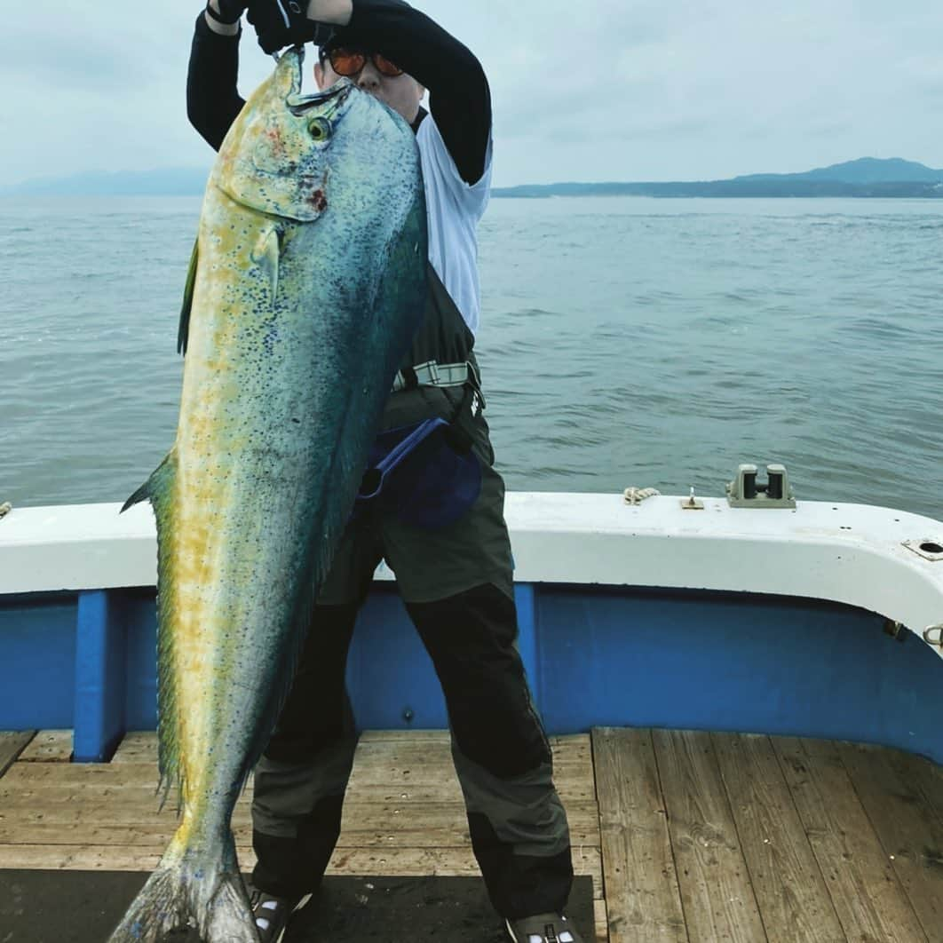 田中秀幸のインスタグラム：「巨大シイラ@五島 外道ですが。 #釣り #fishing #五島列島」