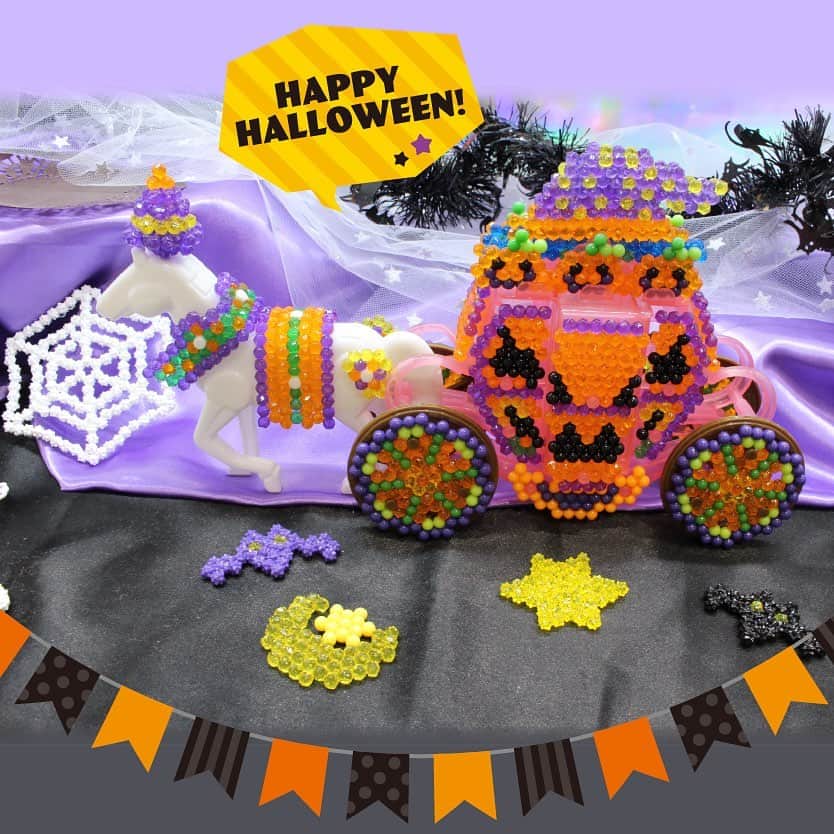 アクアビーズ公式さんのインスタグラム写真 - (アクアビーズ公式Instagram)「アクアビーズのハロウィン馬車がお出迎え！？🎃 . ちょっぴり大人な雰囲気のハロウィン馬車を作ってみました。 こちらは『アクアビーズ3D ロイヤルキャリッジセット』を飾り付けたものです✨ ハロウィンテーマで多用される「オレンジ」や「むらさき」は、まるビーズ・キラキラビーズ・スタービーズなどさまざまなタイプのビーズを使ってバリエーションを付けるともっと素敵に。 みなさんもぜひ、アクアビーズでハロウィンデコを楽しんでくださいね😊 . #アクアビーズ #aquabeads #ビーズ #beads #アクアビーズアレンジ #ハロウィン #ハロウィーン #halloween #happyhalloween #trickortreat」10月29日 17時00分 - epoch1958_jp