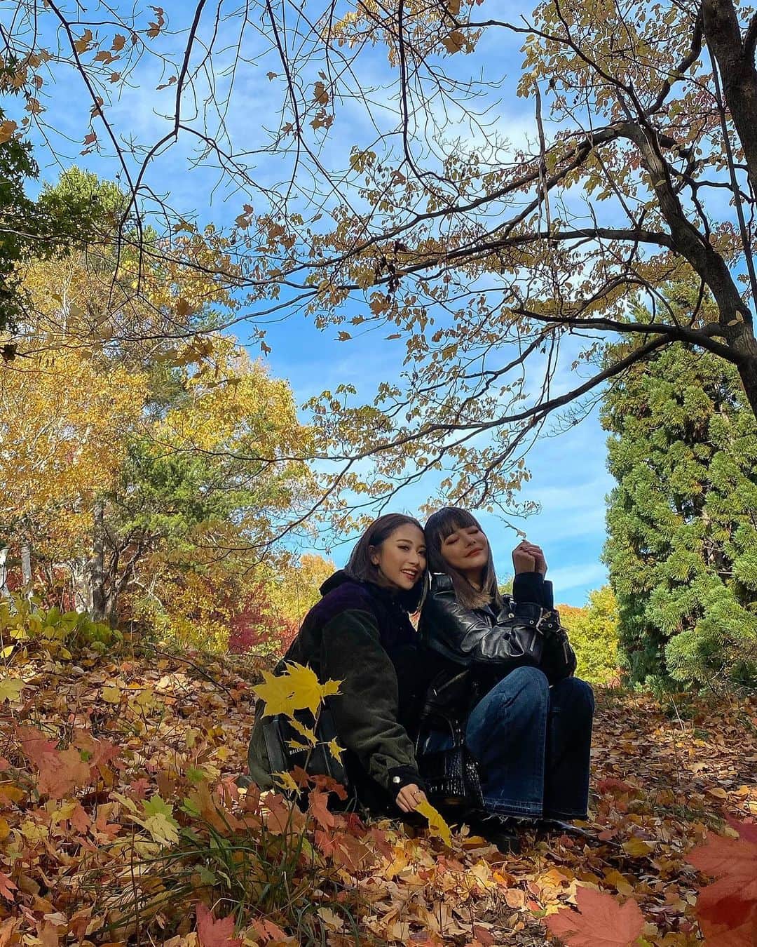 Rika Sasaki JPNさんのインスタグラム写真 - (Rika Sasaki JPNInstagram)「萌と紅葉見に行ってきました🍁 とっても綺麗で癒された😌❤️ 真っ赤な紅葉よりも黄色とオレンジの グラデーションになってる木が好き💛🧡 しあわせな一日だった☺️☀️🍁 ・ #紅葉 #紅葉🍁  #北海道 #札幌 #札幌紅葉スポット #秋 #autumn #autumnfashion  #autumnleaves #autumncolors  #photooftheday #ootd  #outfitoftheday」10月29日 17時00分 - ymst_rika