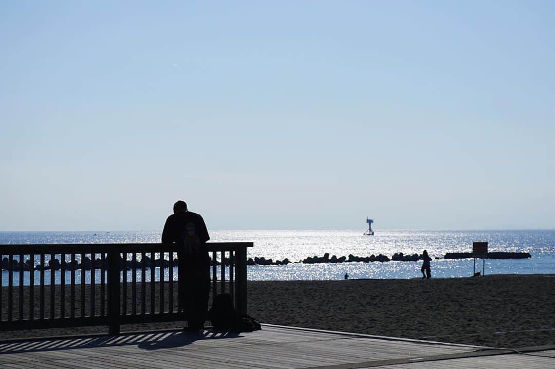 平塚市さんのインスタグラム写真 - (平塚市Instagram)「* 今日みたいに気持ちよく晴れた日は、 海でまったりが正解じゃないでしょうか。 ボードウォークから眺める実験タワーは これぞ平塚！って感じの風景でGood♪ *** #手をつなぎたくなる街 #hiratsukagood #hiratsuka#平塚 #kanagawaphotoclub #海#sea#砂浜 #ビーチパーク #湘南ベルマーレひらつかビーチパーク #平塚沖総合実験タワー #ボードウォーク #おさんぽ#お写んぽ #週末の過ごし方 #日々#暮らし #instagramjapan#igersjp」10月29日 17時01分 - hiratsukagood