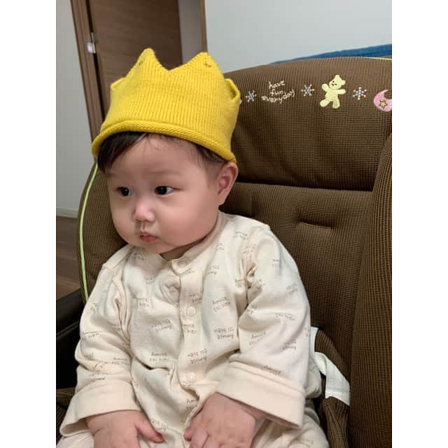 のインスタグラム：「2日遅れで届いた👑  本当はHarf Birthdayのときに 被したかった🤣 パジャマに👑笑 1歳の時に被れるかなー⁉️ 最近はテレビに釘付け📺 歌が流れるとニッコニコ😆 特にパンはパンでも？が好き❤️ 私はからだダンダン体操が好き🤣🤣🤣  #ママの着せ替え人形  笑 #愛娘 #お餅ちゃん 娘ばかりでごめんなさーい😋 だってloveが止まらないんだもーん😝」