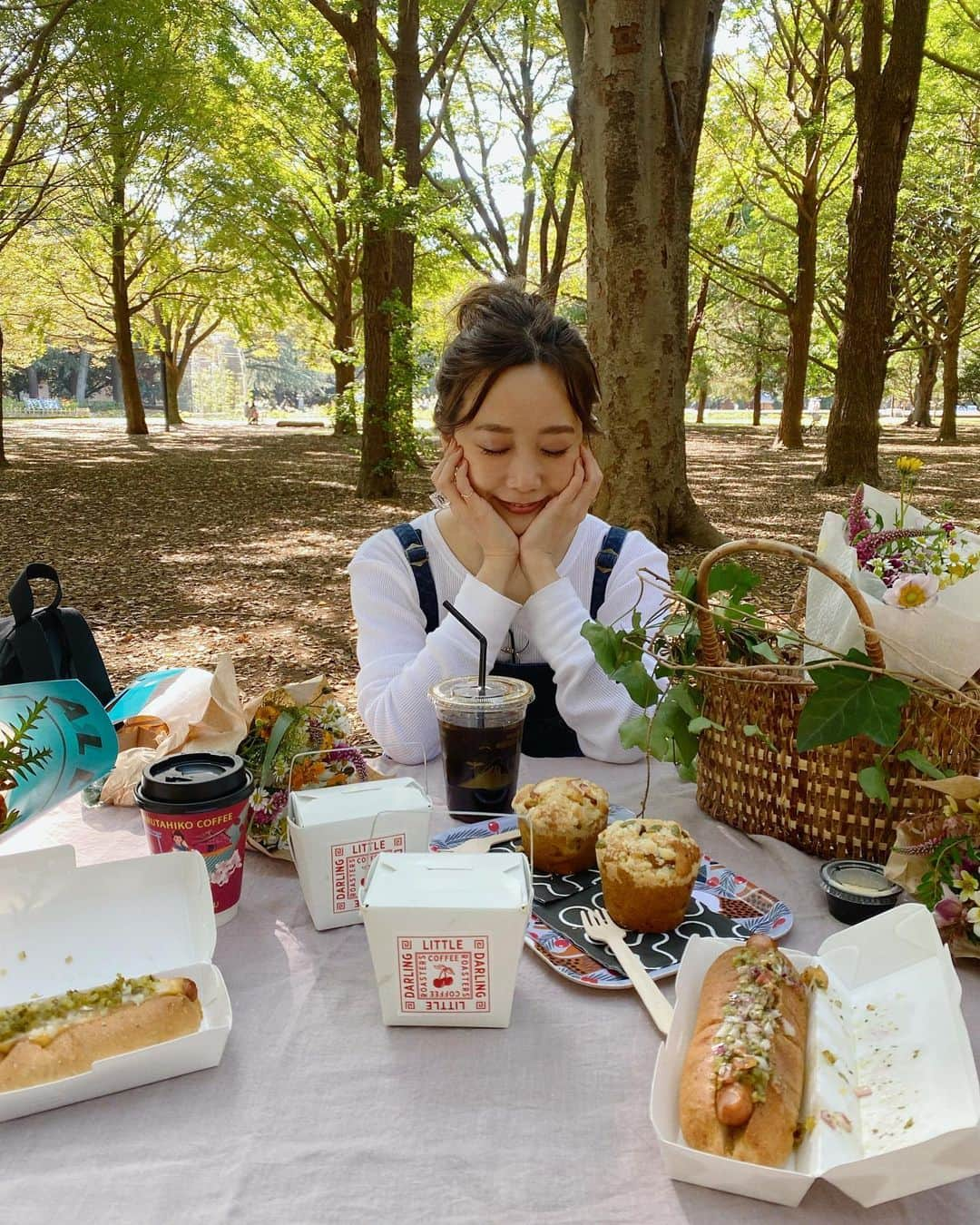 田中里奈さんのインスタグラム写真 - (田中里奈Instagram)「代々木公園でお花を持ってピクニック🌷  好きなお花屋さんのお花を持ち寄ってピクニックするという素敵な企画。 相変わらずの晴れ女っぷりを発揮し、暑いくらいのお天気だったので、ここぞとばかり深呼吸して、めいっぱい光合成してきました。  小顔矯正で何年もお世話になってるあゆみさんは、 毎日を楽しむプロ。 そして私にとっての人間パワースポット✨ あゆみさんが人生に現れてくれて、 私はほんとラッキーだな〜って思います☺️ふふふ （会いたい方は是非ルポルテに☺️） スペシャルゲストでオーナーの森さんも現れて、 楽しい会になりました✌️  ピクニックって、もうそれだけで楽しい。準備すら楽しいもんね。 この気持ちがいい季節、もっと続いてくれたらいいのにな〜  #ピクニック #代々木公園」10月29日 17時05分 - tanakaofficial