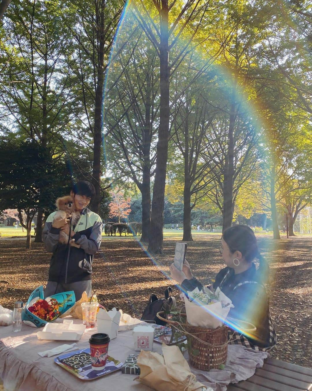 田中里奈さんのインスタグラム写真 - (田中里奈Instagram)「代々木公園でお花を持ってピクニック🌷  好きなお花屋さんのお花を持ち寄ってピクニックするという素敵な企画。 相変わらずの晴れ女っぷりを発揮し、暑いくらいのお天気だったので、ここぞとばかり深呼吸して、めいっぱい光合成してきました。  小顔矯正で何年もお世話になってるあゆみさんは、 毎日を楽しむプロ。 そして私にとっての人間パワースポット✨ あゆみさんが人生に現れてくれて、 私はほんとラッキーだな〜って思います☺️ふふふ （会いたい方は是非ルポルテに☺️） スペシャルゲストでオーナーの森さんも現れて、 楽しい会になりました✌️  ピクニックって、もうそれだけで楽しい。準備すら楽しいもんね。 この気持ちがいい季節、もっと続いてくれたらいいのにな〜  #ピクニック #代々木公園」10月29日 17時05分 - tanakaofficial