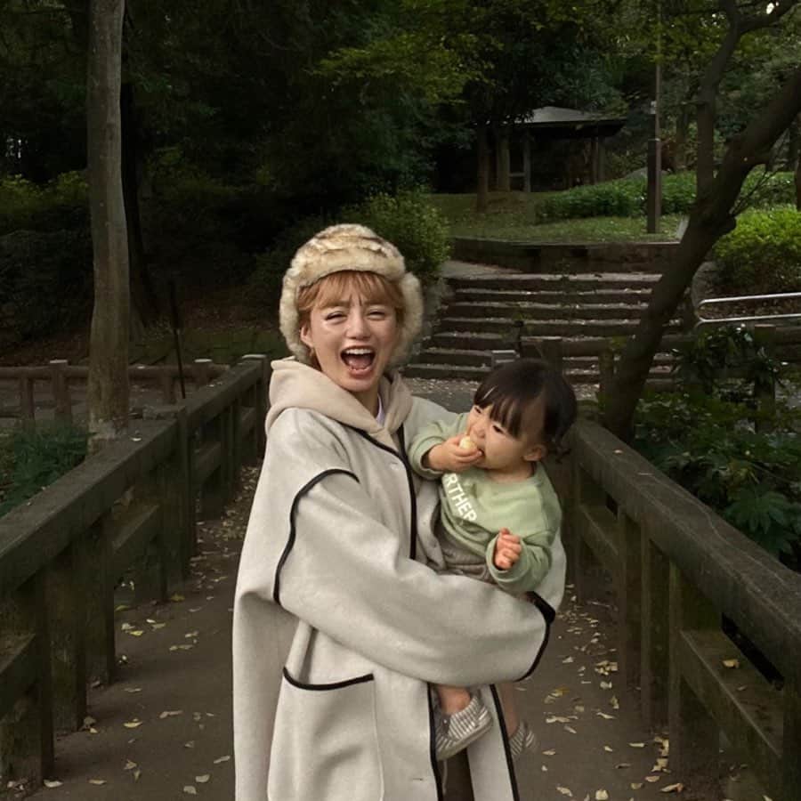 長谷川あやのインスタグラム：「🍂🍂🍂#fashion#ootd#outfit#coordinate#style#ママコーデ#152せんちこーで#arholiday#アンティローザホリデー#arholiday_ootd ・ ・ ・ ママよりも公園よりも おにぎりな娘とお散歩👧✌️ ・ 今日はお仕事終わりに はじめての眉専門サロンに お邪魔してきました✨ ・ いまだに自分に合う眉がわからないし 眉アートも残っているので しっかりカウンセリングしながら 結局お任せ🤣👏 （2枚目施術直後です✨） ・ 眉マスカラのみでしばらくいけそうなくらい ナチュラルな仕上がりに大満足💛 ・ ほんとうに完全個室で 階段も危ないものもないので 施術中子連れでもほんとうに 安心できるサロンさんだとおもいます✨ ・ 担当してくださった方が ママさんだったこともあり 久しぶりにわたしもホッとできる 素敵な時間を過ごすことができました😌💭」
