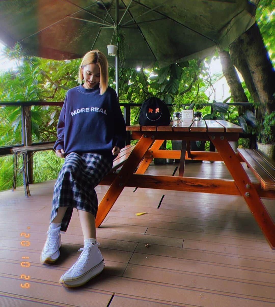 レイニー・ヤンのインスタグラム：「💙 比真實更真實 MORE REAL  P.S 桌上的演唱會周邊束口小包 是亮點⭐️  @pazzo #pazzo #morereal  #演唱會周邊商品」