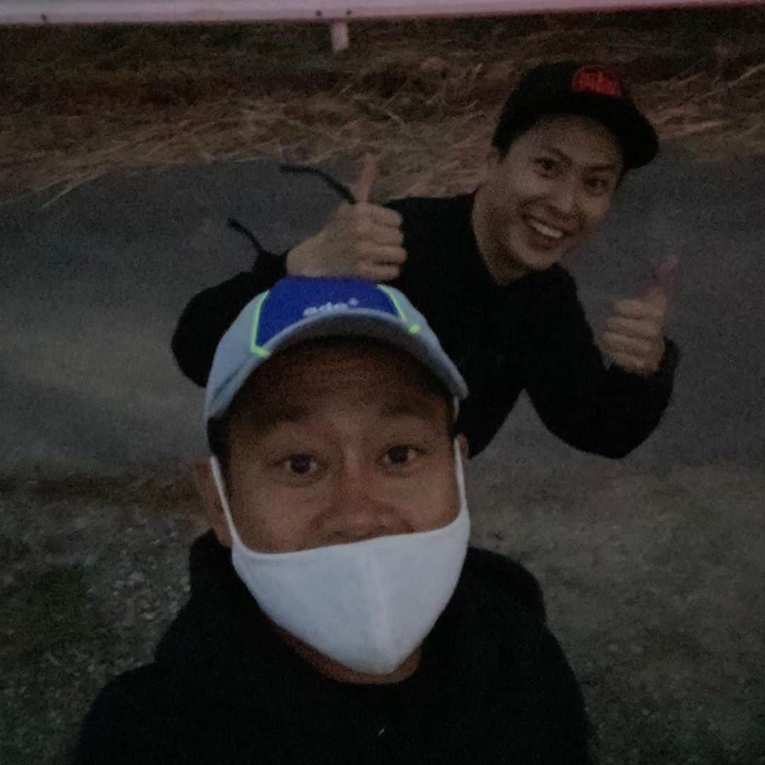 のインスタグラム：「宮川大輔さんとバス釣り！！ ラジオで約束してからすぐ実現できた✨✨ 大輔さん、ほんまに優しくて感動しました！！またすぐ行きましょう！！ #写真 #暗いなぁ #笑笑 #それだけ夢中になってた」