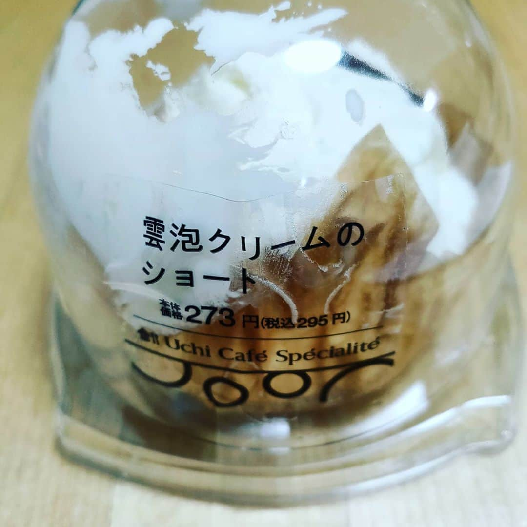 Ritsukoさんのインスタグラム写真 - (RitsukoInstagram)「ローソンの新作スイーツ！ローソンのスイーツが私は1番すき。クリームが美味しいの。そして雲泡クリームのショート、こんなん美味しいにきまってるやん！ ちょっと保存が悪く崩れてしまったけど美しい。ちょっとクリーム多すぎてオバチャンには最後キツかったw若い頃なら有の様なコンビニスイーツ。こんなんあるの日本だけやで。 #雲泡クリームのショート #コンビニスイーツ  #こんびにすいーつ  #ローソンスイーツ  #ろーそんすいーつ」10月29日 17時09分 - litsuko721