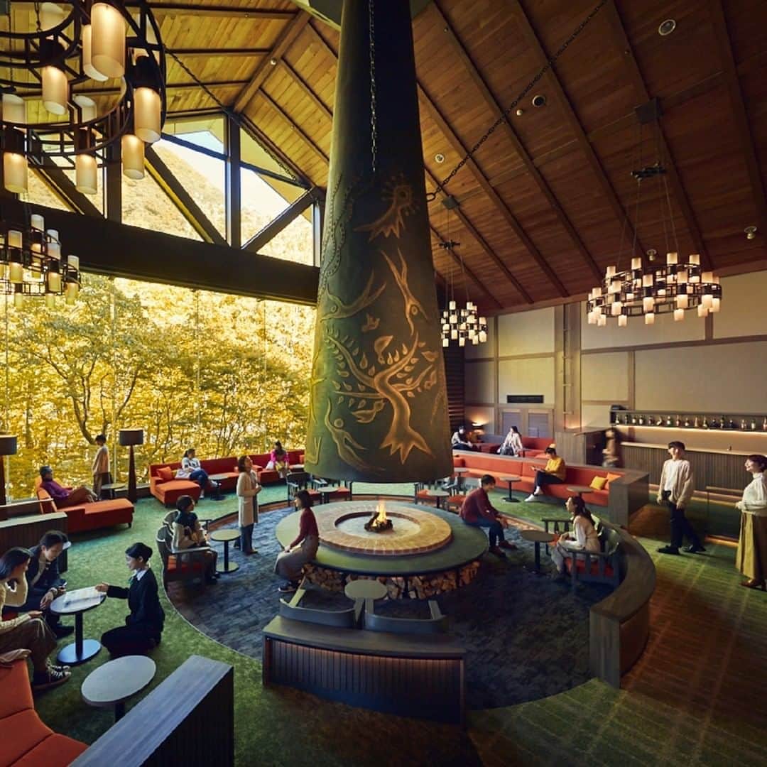 星野リゾートのインスタグラム：「【秋の施設紹介】 星野リゾート　奥入瀬渓流ホテル -　Hoshino Resorts Oirase Keiryu Hotel  「渓流スローライフ」をコンセプトに、食事、客室、温泉、アクティビティなどを通して、秋の紅葉の絶景を満喫できる滞在を提供しています。  The Exclusive Hotel by the Oirase Gorge  ▼おすすめのポイント▼ ①奥入瀬渓流沿いに唯一佇むリゾートホテル ②滞在全体を通して、秋の風物詩「黄葉」を満喫できる ③渓流×黄葉の特等席でいただく黄葉アペリティフで魔法にかけられる時間を過ごせます  #HoshinoResorts #星野リゾート #奥入瀬渓流ホテル #OiraseKeiryuHotel #Aomori #Towada #Oirase #青森県 #十和田市 #奥入瀬渓流 #青森旅行 #aomoritrip #luxuryresort #JapaneseHotels #Hotspring #Onsen #travelJapan #ig_Japan #JapanTravel」