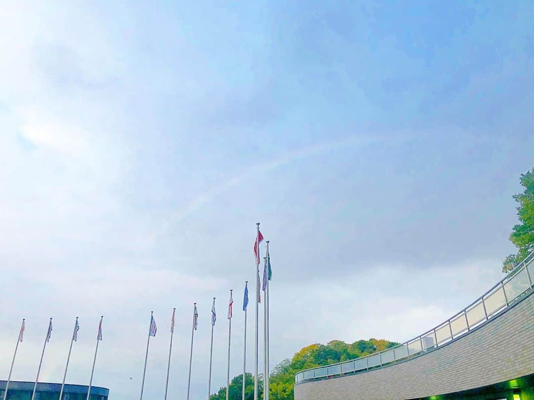 石野智子のインスタグラム：「🌈  明後日10月31日（土） 🎿UHB杯ジャンプ⛷ 放送は午後4時からです！  先日 #虹 が出ていました☺️✨ #大倉山ジャンプ競技場 #スキージャンプ #大倉山 #ウィンタースポーツ #UHB #アナウンサー」