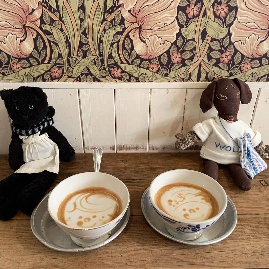 のインスタグラム：「𓂃  久しぶりのロッタちゃん  飲み終わっちゃうのが 名残惜しいかわいさ　(2枚目)　♡♡ˊᵕˋ  _  明日は学校の仲良しママ達と山登りです  みんなノリが良くって 靴買ったよ〜 山ガール風な服買ったよ〜って  私もつられて🥾を買っちゃった  お天気良いといいな😆🍁  _  #カフェロッタ　#東京カフェ #tokyocafe #ラテアート」