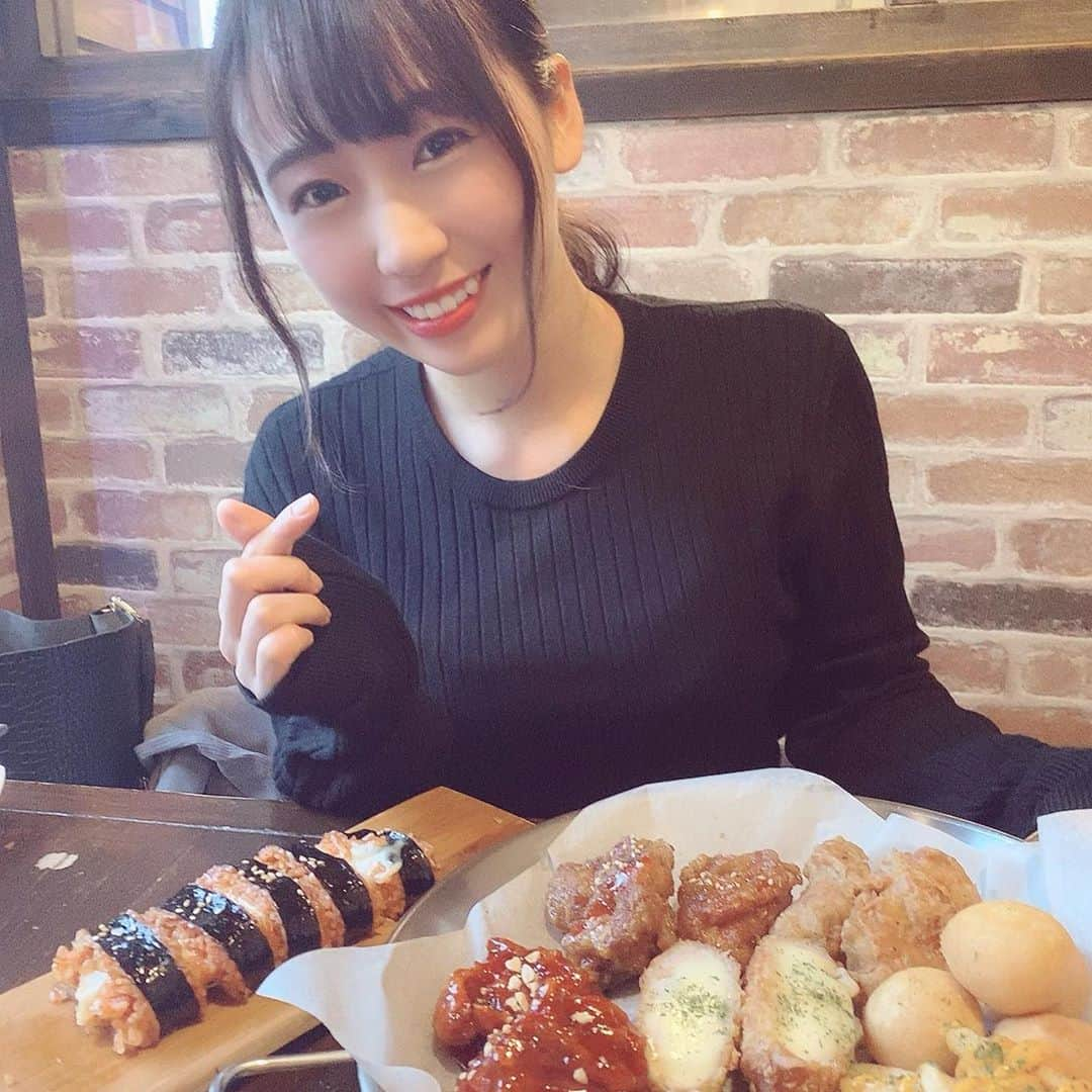 楠木まゆのインスタグラム：「ずっと気になってたトンマッコルのチーズキンパとモッパンセット🧀♡ ・ ・ 凄い人気のお店だけど、お昼でも夜でもない時間に行ったからほとんど並ばず入れてラッキー！！ ・ 2人で両方頼んで5000円くらいで、量はかなり多めだったからお腹すかせて行くのが良きです😂 おなかいっぱいでこの日これ以外ご飯入らなかった😂 ・ #トンマッコル #チーズキンパ #モッパンセット #モッパン #新大久保 #新大久保グルメ #cheese #りょうくんグルメ #チーズ #韓国料理 #❤️ #🧀」