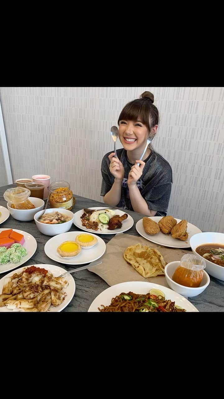 ヤンニーン・ワイゲルのインスタグラム：「I’ve been living in Malaysia for around 8 months now but I’ve only tried out a few local foods so I thought, since we’re in lockdown again, I’ll just try out everything you guys suggested! Also, special thanks to @aliciafireheart & @tingjiaaa for helping me with the video!❤️」