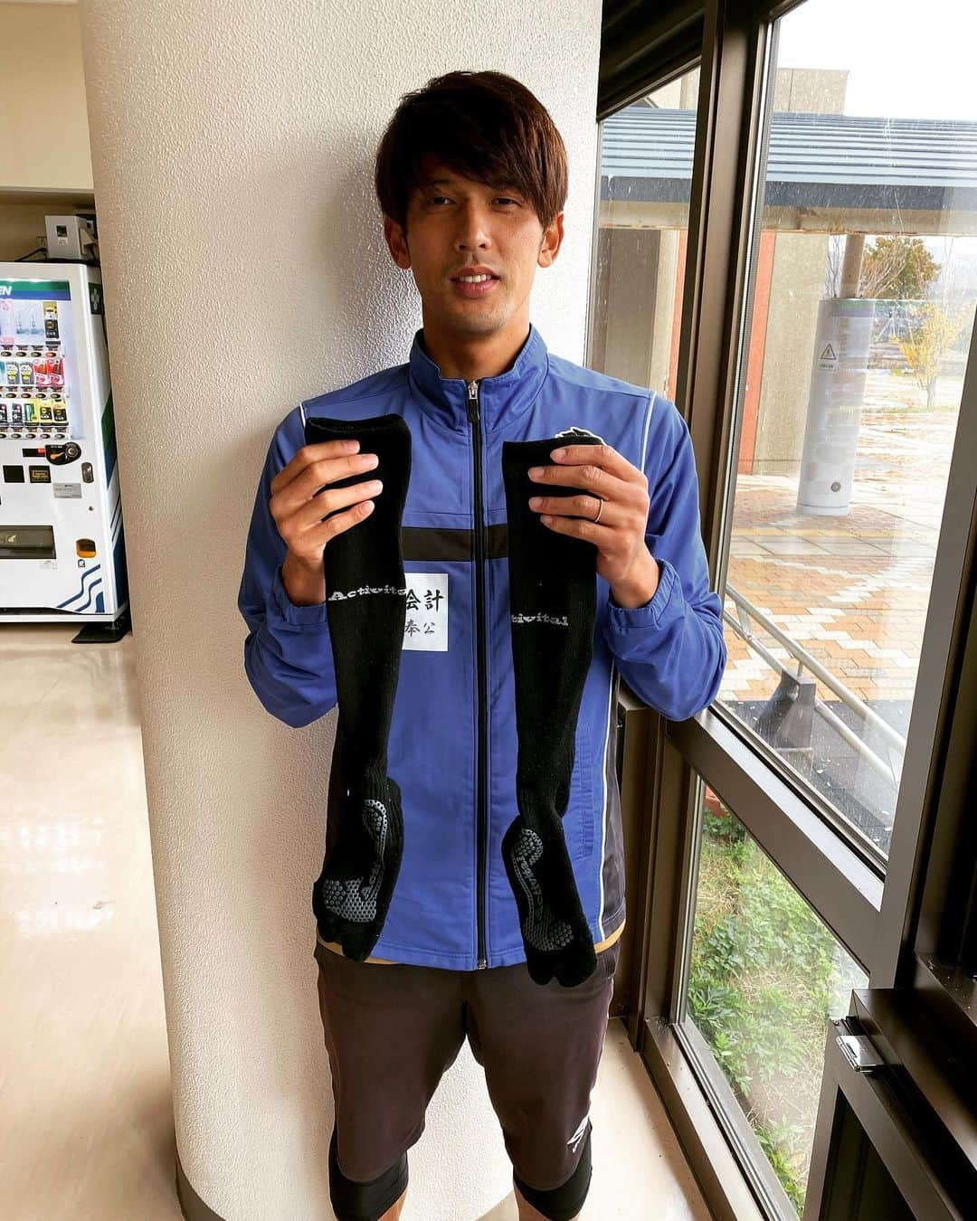 萬代宏樹さんのインスタグラム写真 - (萬代宏樹Instagram)「いつもお世話になってるactivital！  最近はロングタイプのハイブリッドソックスも履いています🧦  ラインメール内でも興味を持ってくれてる選手がいて嬉しい限り😋  #Activital  #フットサポーター  #activitaljapan  #activitalsuper5  #史上最強ソックス  #史上最強5本指ソックス  #足首保護  #ねんざ予防  #パフォーマンス向上  #ゴリラグリップ 🦍 #上手いヤツは履いている  #勝利の靴下  #足首社長  #足指靭帯断裂した男が造った靴下型サポーター  #アスリート #キッズサイズ  #足袋ソックス  #5本指ソックス  #足育  #みんなに届け  #アクティバイタル  #activitalファミリー」10月29日 17時18分 - bandaihiroki