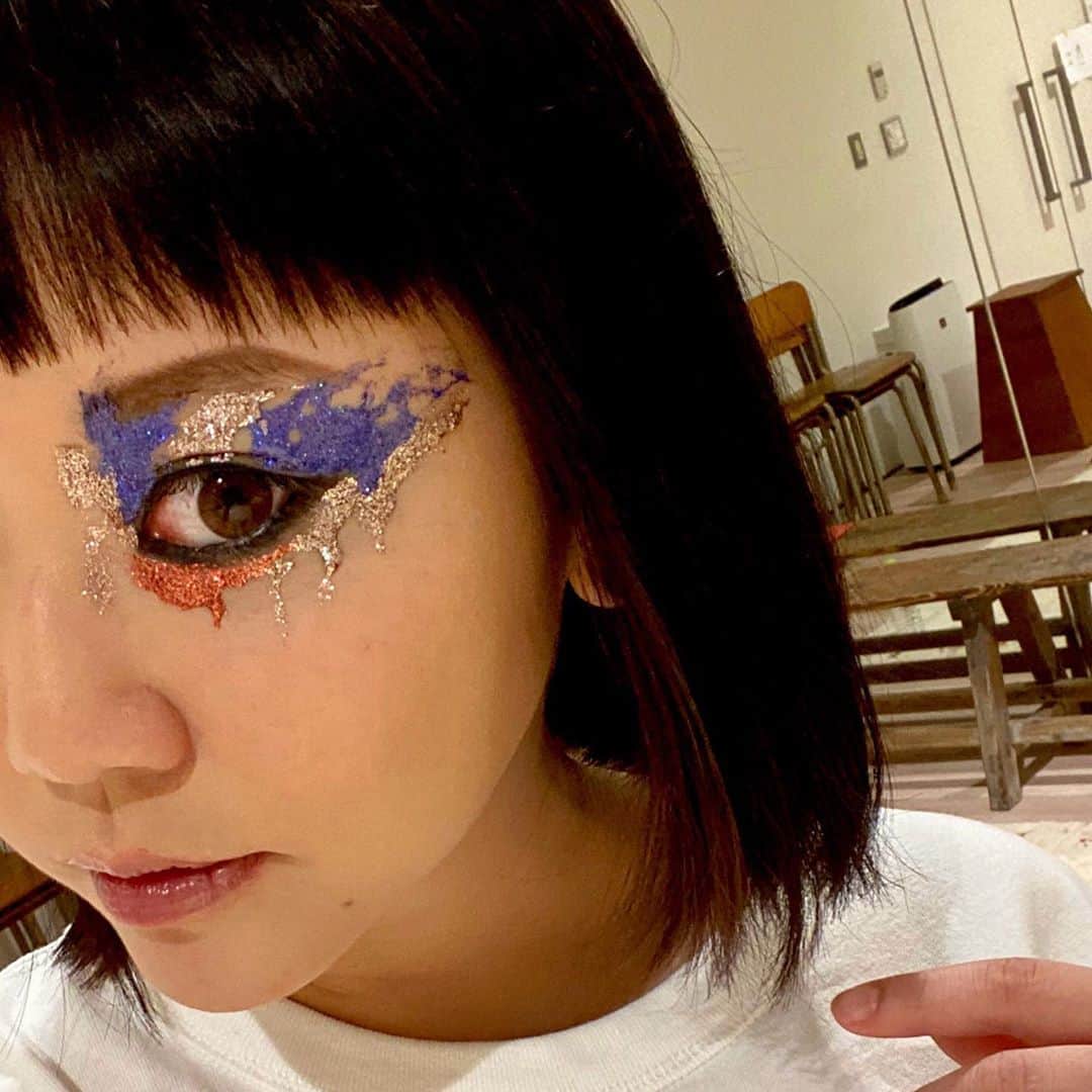 小鳥遊しほさんのインスタグラム写真 - (小鳥遊しほInstagram)「まさかの！ヴーヴ・クリコとお仕事！うれしい！毎年のYelloweenを今年はメイクと料理の動画で表現ってことで、モデル出演してきたよ。  しかも共演は田中真琴ちゃんと森枝さん！笑 全部意外な組み合わせ👯‍♀️👯‍♀️👯‍♀️  メイクアップフォーエバーのメイクアップアーティストさんにめちゃくちゃかっこいいメイクしてもらいました😭✨ @akiko_makeup   (ヴーヴ・クリコ：1772年創業、シャンパーニュ地方を代表する老舗メゾン。みんな大好きなあのシャンパン🥂 @veuveclicquot )  ーーーーーーーーーーーーーー いま販売中のヴーヴ・クリコのボトルネッカーに掲載されてるQRコードから飛ぶと小鳥遊のかっこつけ動画が見れます！👁👁笑  10月31日までの期間限定なのでハロウィンに合わせてぜひ！！ 応募者の中から抽選でメイクアップフォーエバーのメイクアイテムが当たるってのもやってるらしい💄 ーーーーーーーーーーーーーー なにはともあれヴーヴはおいしい。  #veuveclicquot #champagne #Yelloween #ヴーヴクリコ #シャンパン #chompoo」10月29日 17時20分 - shihotakanashi