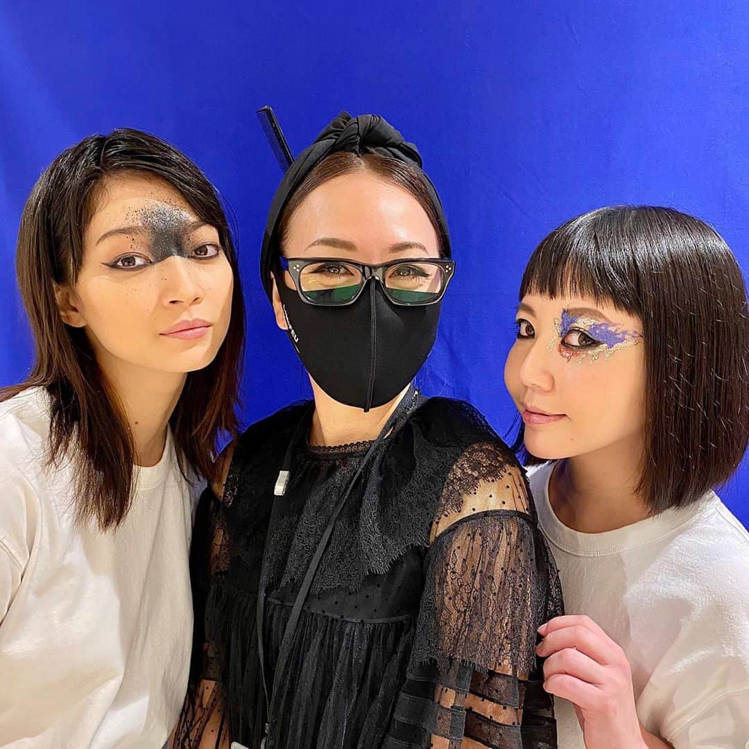 小鳥遊しほさんのインスタグラム写真 - (小鳥遊しほInstagram)「まさかの！ヴーヴ・クリコとお仕事！うれしい！毎年のYelloweenを今年はメイクと料理の動画で表現ってことで、モデル出演してきたよ。  しかも共演は田中真琴ちゃんと森枝さん！笑 全部意外な組み合わせ👯‍♀️👯‍♀️👯‍♀️  メイクアップフォーエバーのメイクアップアーティストさんにめちゃくちゃかっこいいメイクしてもらいました😭✨ @akiko_makeup   (ヴーヴ・クリコ：1772年創業、シャンパーニュ地方を代表する老舗メゾン。みんな大好きなあのシャンパン🥂 @veuveclicquot )  ーーーーーーーーーーーーーー いま販売中のヴーヴ・クリコのボトルネッカーに掲載されてるQRコードから飛ぶと小鳥遊のかっこつけ動画が見れます！👁👁笑  10月31日までの期間限定なのでハロウィンに合わせてぜひ！！ 応募者の中から抽選でメイクアップフォーエバーのメイクアイテムが当たるってのもやってるらしい💄 ーーーーーーーーーーーーーー なにはともあれヴーヴはおいしい。  #veuveclicquot #champagne #Yelloween #ヴーヴクリコ #シャンパン #chompoo」10月29日 17時20分 - shihotakanashi