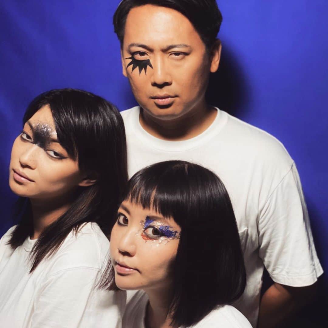 小鳥遊しほのインスタグラム：「まさかの！ヴーヴ・クリコとお仕事！うれしい！毎年のYelloweenを今年はメイクと料理の動画で表現ってことで、モデル出演してきたよ。  しかも共演は田中真琴ちゃんと森枝さん！笑 全部意外な組み合わせ👯‍♀️👯‍♀️👯‍♀️  メイクアップフォーエバーのメイクアップアーティストさんにめちゃくちゃかっこいいメイクしてもらいました😭✨ @akiko_makeup   (ヴーヴ・クリコ：1772年創業、シャンパーニュ地方を代表する老舗メゾン。みんな大好きなあのシャンパン🥂 @veuveclicquot )  ーーーーーーーーーーーーーー いま販売中のヴーヴ・クリコのボトルネッカーに掲載されてるQRコードから飛ぶと小鳥遊のかっこつけ動画が見れます！👁👁笑  10月31日までの期間限定なのでハロウィンに合わせてぜひ！！ 応募者の中から抽選でメイクアップフォーエバーのメイクアイテムが当たるってのもやってるらしい💄 ーーーーーーーーーーーーーー なにはともあれヴーヴはおいしい。  #veuveclicquot #champagne #Yelloween #ヴーヴクリコ #シャンパン #chompoo」