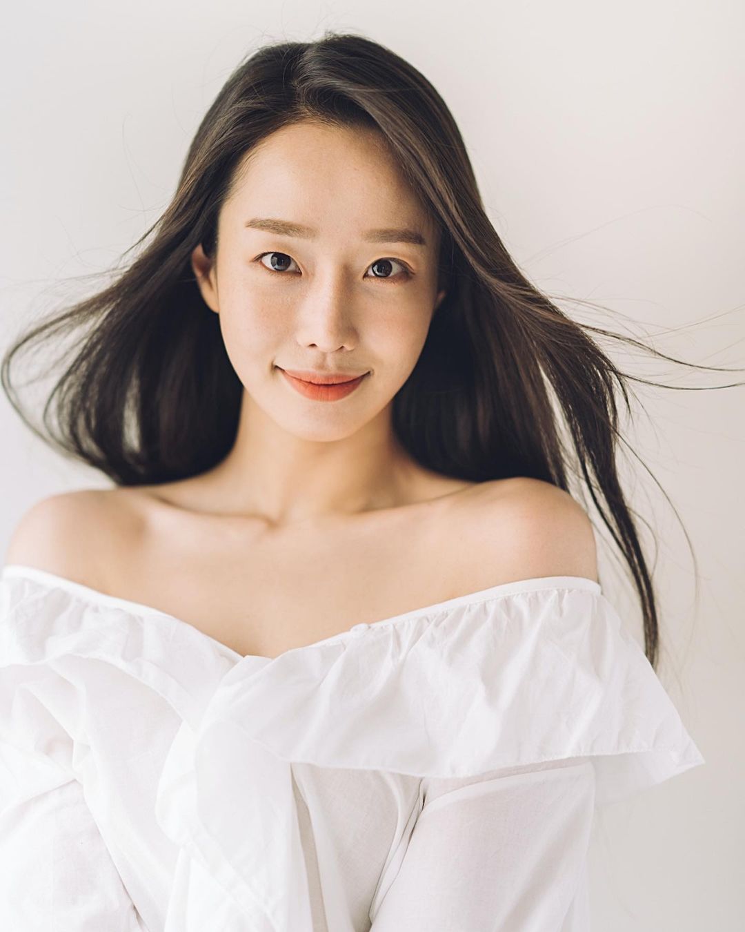 ムン・イェウォンのインスタグラム：「감기 조심하세요 ❤️  📸 @_jinhwa @leejinhwa_snap 💄 @mua_eji  🏡 @amelistudio.kr」