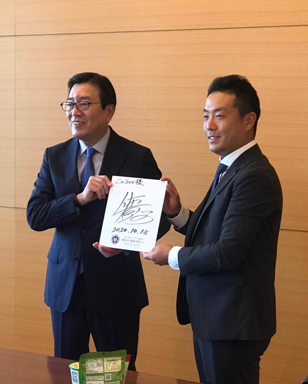 稲森佑貴のインスタグラム：「先日、僕のスポンサーをして下さっているCalbee様に優勝の報告をしに伺いました！  ジャガビーのように真っ直ぐなショットで3勝目目指して頑張ります⛳️  #Calbee #ゴルフ #ゴルフ好きな人と繋がりたい」
