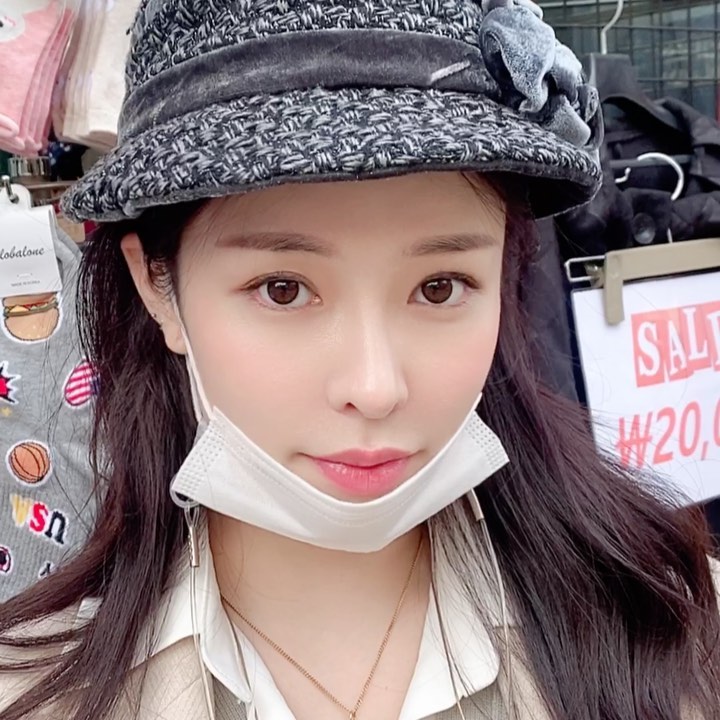 クォン・スジョンのインスタグラム：「예쁘다면서요......ㅋㅋㅋㅋ여러분들 생각은 어떠신가요..?  #오호라 이벤트 당첨 발표할게요!!!! 아래 태그되신 분들은 저에게 DM 주세욥😍  @beagle_manul @toi.et.moi._   #명동 #쇼핑 #샤넬모자 #청담 수타일 #신상품 #파격할인 #단돈만원 ...ㅋㅋㅋㅋ #이벤트발표 #댓글이벤트」