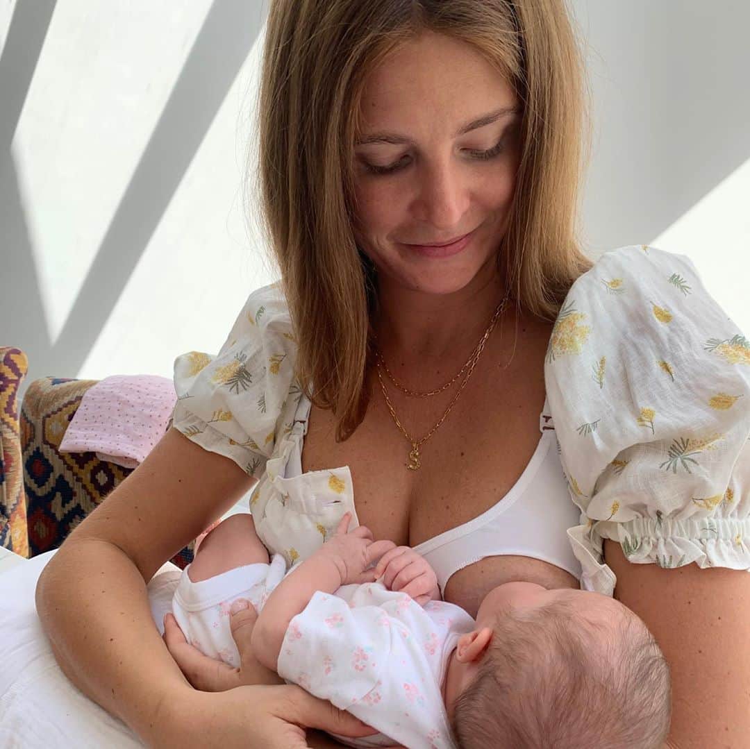 ミリー・マッキントッシュさんのインスタグラム写真 - (ミリー・マッキントッシュInstagram)「Learning to embrace the mess with @WaterWipes! Before our little bundle of joy arrived I loved having everything in place and prided myself on having a very ‘put together’ home. Yes, I was one of those annoying people who was clearing away your coffee cup as you had the last sip!  Once arriving back from the hospital I very quickly realised that mess was going to be a part of my world for the foreseeable future.   I’ve relied on WaterWipes throughout this journey, from when I packed my hospital bag, to the first explosive nappy,  keeping her cool through August’s sweltering heat wave, to her newly found determination to put her hands in every meal presented to her. They not only gently clean Sienna’s skin but they have also saved me and the occasional outfit from an impromptu baby projectile vomit. The fact they’ve been proven as being purer than cotton wool and water reassures me that I’m doing the absolute best for Sienna’s skin.   What I’ve learnt? Save your sanity! Embrace the mess and welcome anything that makes things easier, saves time and will be with you throughout all those sticky moments! #AD #WorldsPurestBabyWipes #PurerThanCottonWoolAndWater」10月29日 17時30分 - milliemackintosh
