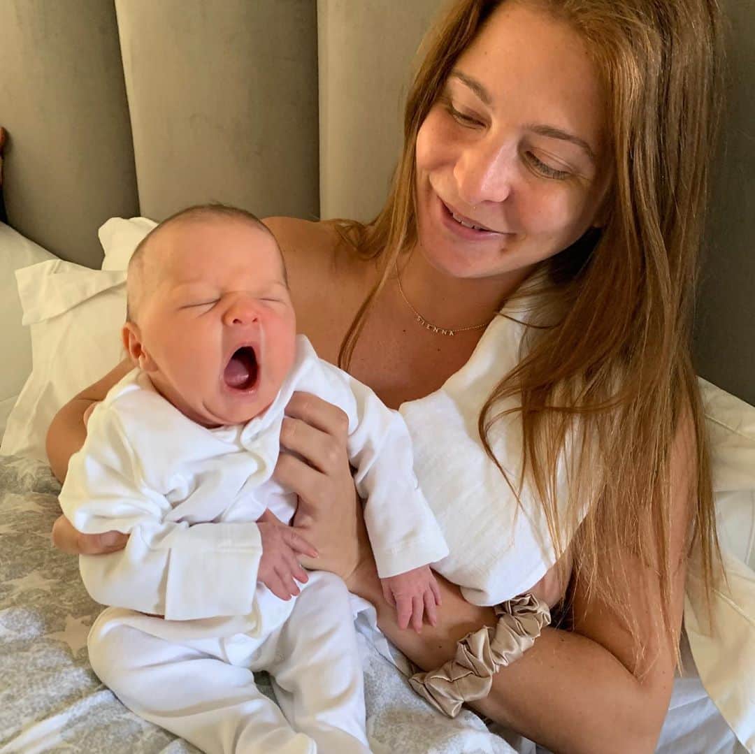 ミリー・マッキントッシュさんのインスタグラム写真 - (ミリー・マッキントッシュInstagram)「Learning to embrace the mess with @WaterWipes! Before our little bundle of joy arrived I loved having everything in place and prided myself on having a very ‘put together’ home. Yes, I was one of those annoying people who was clearing away your coffee cup as you had the last sip!  Once arriving back from the hospital I very quickly realised that mess was going to be a part of my world for the foreseeable future.   I’ve relied on WaterWipes throughout this journey, from when I packed my hospital bag, to the first explosive nappy,  keeping her cool through August’s sweltering heat wave, to her newly found determination to put her hands in every meal presented to her. They not only gently clean Sienna’s skin but they have also saved me and the occasional outfit from an impromptu baby projectile vomit. The fact they’ve been proven as being purer than cotton wool and water reassures me that I’m doing the absolute best for Sienna’s skin.   What I’ve learnt? Save your sanity! Embrace the mess and welcome anything that makes things easier, saves time and will be with you throughout all those sticky moments! #AD #WorldsPurestBabyWipes #PurerThanCottonWoolAndWater」10月29日 17時30分 - milliemackintosh