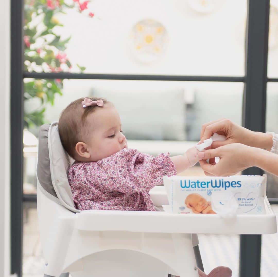 ミリー・マッキントッシュさんのインスタグラム写真 - (ミリー・マッキントッシュInstagram)「Learning to embrace the mess with @WaterWipes! Before our little bundle of joy arrived I loved having everything in place and prided myself on having a very ‘put together’ home. Yes, I was one of those annoying people who was clearing away your coffee cup as you had the last sip!  Once arriving back from the hospital I very quickly realised that mess was going to be a part of my world for the foreseeable future.   I’ve relied on WaterWipes throughout this journey, from when I packed my hospital bag, to the first explosive nappy,  keeping her cool through August’s sweltering heat wave, to her newly found determination to put her hands in every meal presented to her. They not only gently clean Sienna’s skin but they have also saved me and the occasional outfit from an impromptu baby projectile vomit. The fact they’ve been proven as being purer than cotton wool and water reassures me that I’m doing the absolute best for Sienna’s skin.   What I’ve learnt? Save your sanity! Embrace the mess and welcome anything that makes things easier, saves time and will be with you throughout all those sticky moments! #AD #WorldsPurestBabyWipes #PurerThanCottonWoolAndWater」10月29日 17時30分 - milliemackintosh