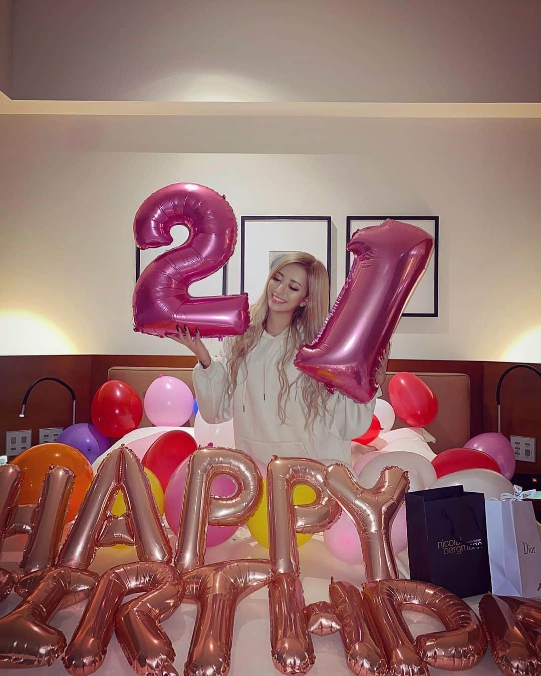 華さんのインスタグラム写真 - (華Instagram)「華ちゃん２１歳なったお🎂👑💖🎉 . . . ハタチは濃いぃぃいいい１年だった〜🎡 皆んなから見て華はどうでしたか？🥰笑 . まだまだスタート地点にも立ててない雑魚ですが、 あれこれ言うより行動で結果残していきますよっと👏 . 全国無敵37564卍って感じでwww . 誕生日前夜は地元大阪で 大好きなやりらふぃー達にお祝いしてもらいました🍾笑 . 他にも沢山のケーキやプレゼント、本当に有難う😢🎁幸 . 皆んなからのメッセージや可愛い画像 全部保存してます♡ 大好き❣️❣️らゔ . . . #顔面ケーキされるキャラになってしまった #あんまなめてると幸せにすっぞ」10月29日 17時31分 - _hana.87_