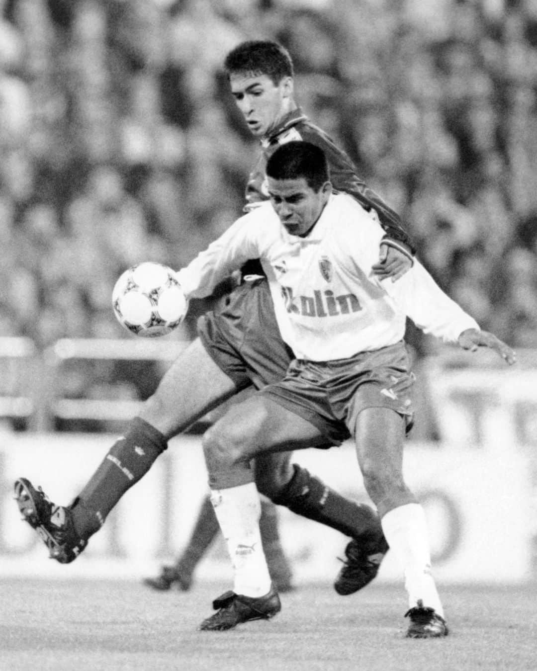 LFPさんのインスタグラム写真 - (LFPInstagram)「🔙📝 On October 29th 1994 a LEGEND was born in #LaLigaSantander... #OnThisDay, 26 years ago, a young star called @raulgonzalez made his debut! 💫  🔙📝 El 29 de octubre de 1994 nació una LEYENDA en #LaLiga Santander... #TalDíaComoHoy, hace 26 años, debutaba una joven estrella llamada #Raúl. 💫  #RealMadrid #Football #LaLigaHistory」10月29日 17時31分 - laliga