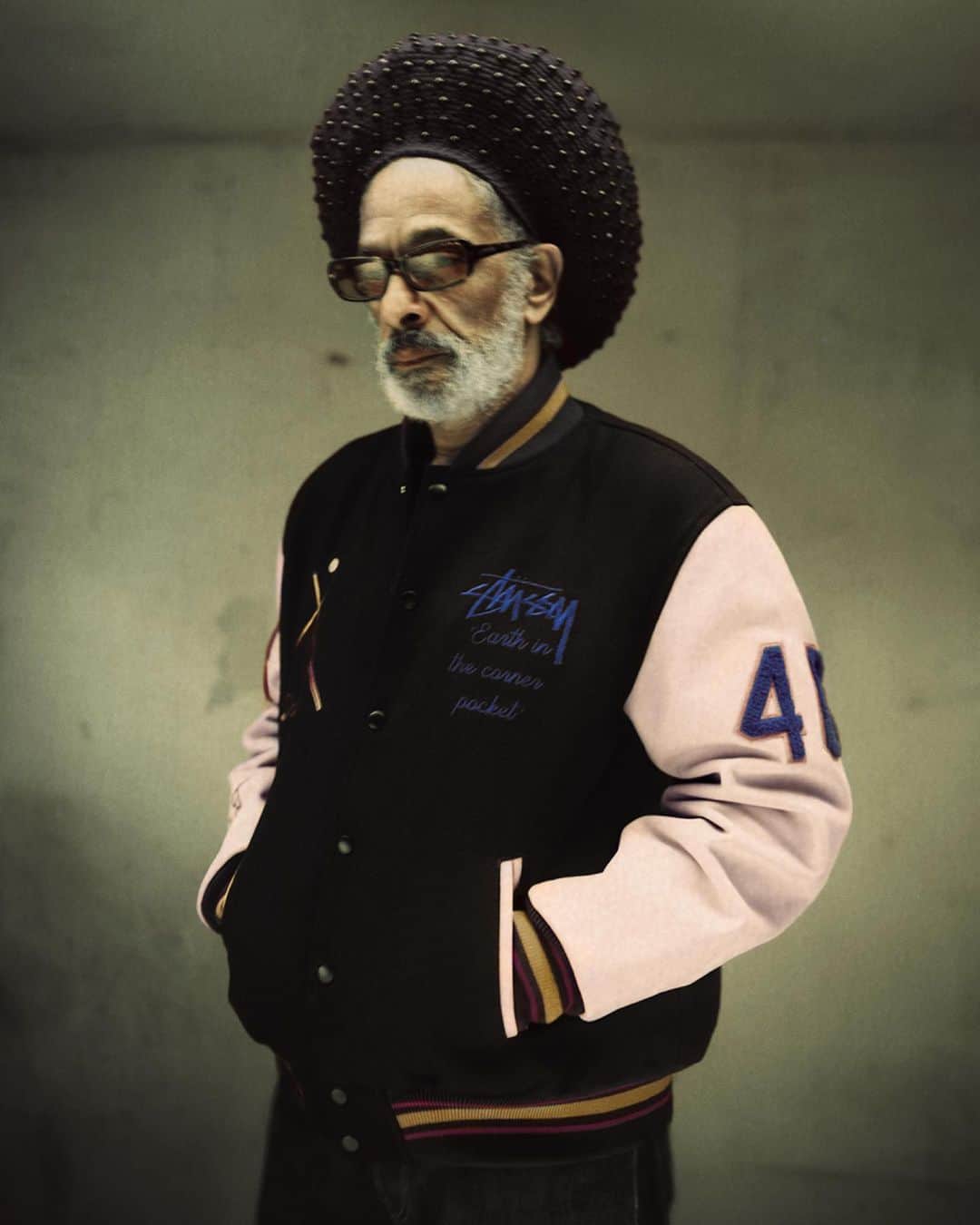 HYPEBEASTさんのインスタグラム写真 - (HYPEBEASTInstagram)「@hypebeaststyle: @stussy has unveiled its 40th-anniversary capsule, featuring a limited-edition varsity jacket, a T-shirt designed by Cali Thornhill Dewitt and @denimtears, and gold-plated silver ring with the label’s signature Venus-inspired motif. Head to the link in our bio for more info. The pieces will be available on October 30 at the label’s website, physical Chapter Stores and @doverstreetmarketlondon.⁠⠀ Photo: @marklebon7/@conradbrownphoto」10月29日 17時41分 - hypebeast