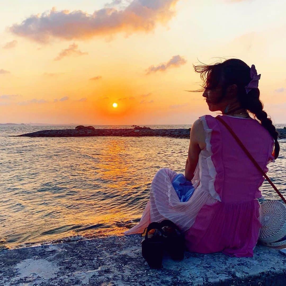 のインスタグラム：「海と夕日と美女(?)」