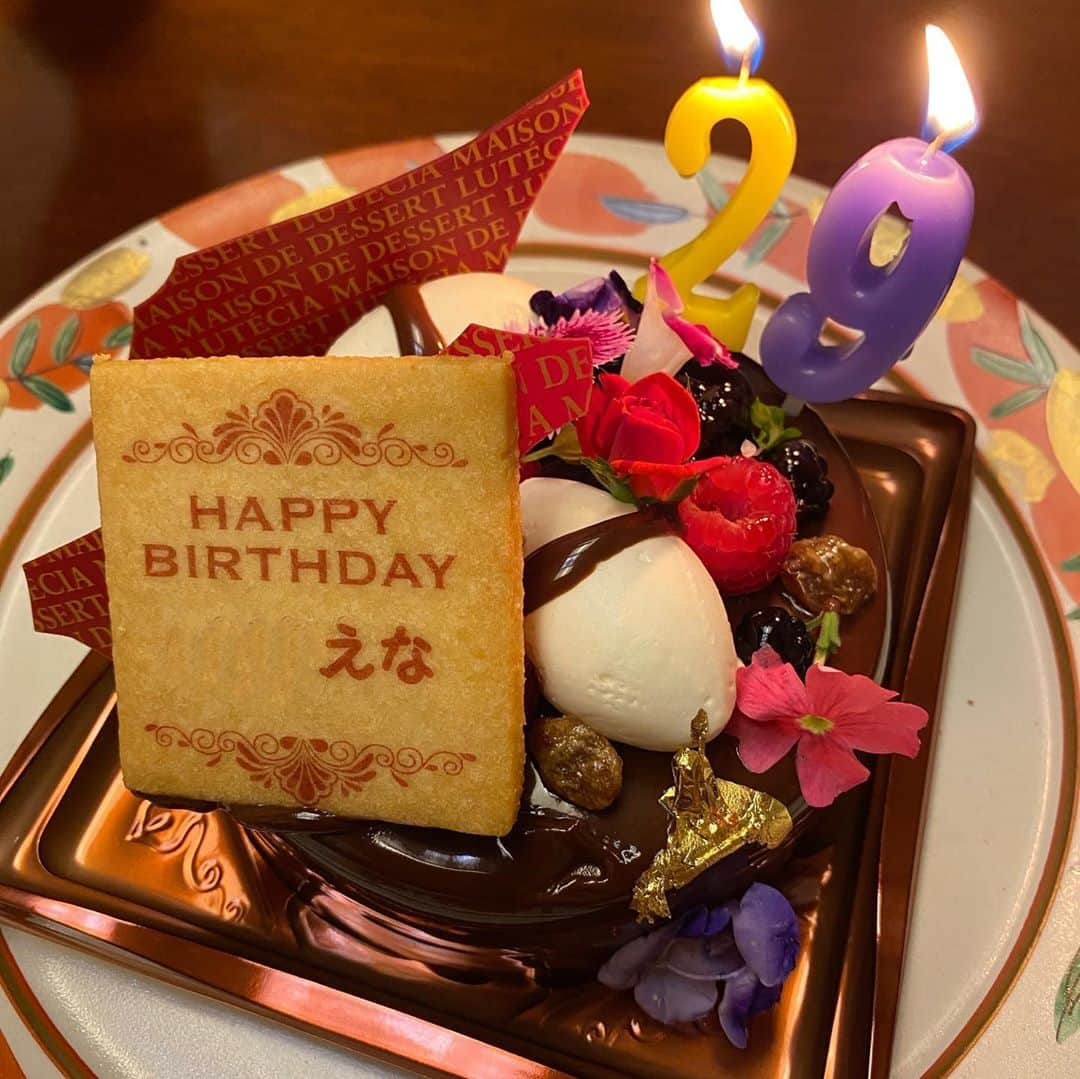 宇田恵菜さんのインスタグラム写真 - (宇田恵菜Instagram)「29th / new me.xxxx HBD myself 27日は誕生日でした！ ついに20代ラストということで、年齢はたんなる数字。だけど自分が生きてきた証でもあるので、その年数に恥じぬような人でありたいと思います。 この1年は内閣府の事業で、日本、愛媛代表として世界船に乗りかけがえのない体験をしました。本当の自分を知り、考え方がかわったきっかけでもありました。 そして女性特有でありこの年齢だからこそ、考えさせられる事、考える事たくさんあると思います。 本当に嫌になるぐらい悩んだり、朝急に泣いたり笑。かなり楽観的でいけいけドンドン系ですが、意外と考えこむとこもあるんです笑。 そんな時に家族や友人、大切な人々に私達がいるよ！て頑張りすぎないで！て言ってもらうと、より、よーーーーし！やるぞ！いけるぞ！てなります。 この一年は本当に、人の繋がりや愛、そして誰のものでもない自分の人生、自分が本当に求めているものを見つめたいと思います。 なによりも、私らしく楽しむ！！！それに尽きる。 いつも応援してくださる皆様。29歳の宇田恵菜もよろしくお願いします☺️ --------------------------------- #motorbike #motorcycle #drifter #vulcan #mybike #ridding #womanrider #vulcandrifter #kawasaki #rider #バルカン #ドリフター #イザベラ #女性ライダー #バイカー #マイバイク #kawasaki #kawasakivulcan #kawasakigirl #バルカンドリフター #恵菜バイク  #28歳 #誕生日 #10月27日 #バイク女子 #カワサキ女子 #バイク好き #actresslife #女優　#愛媛出身」10月29日 17時35分 - ena2727