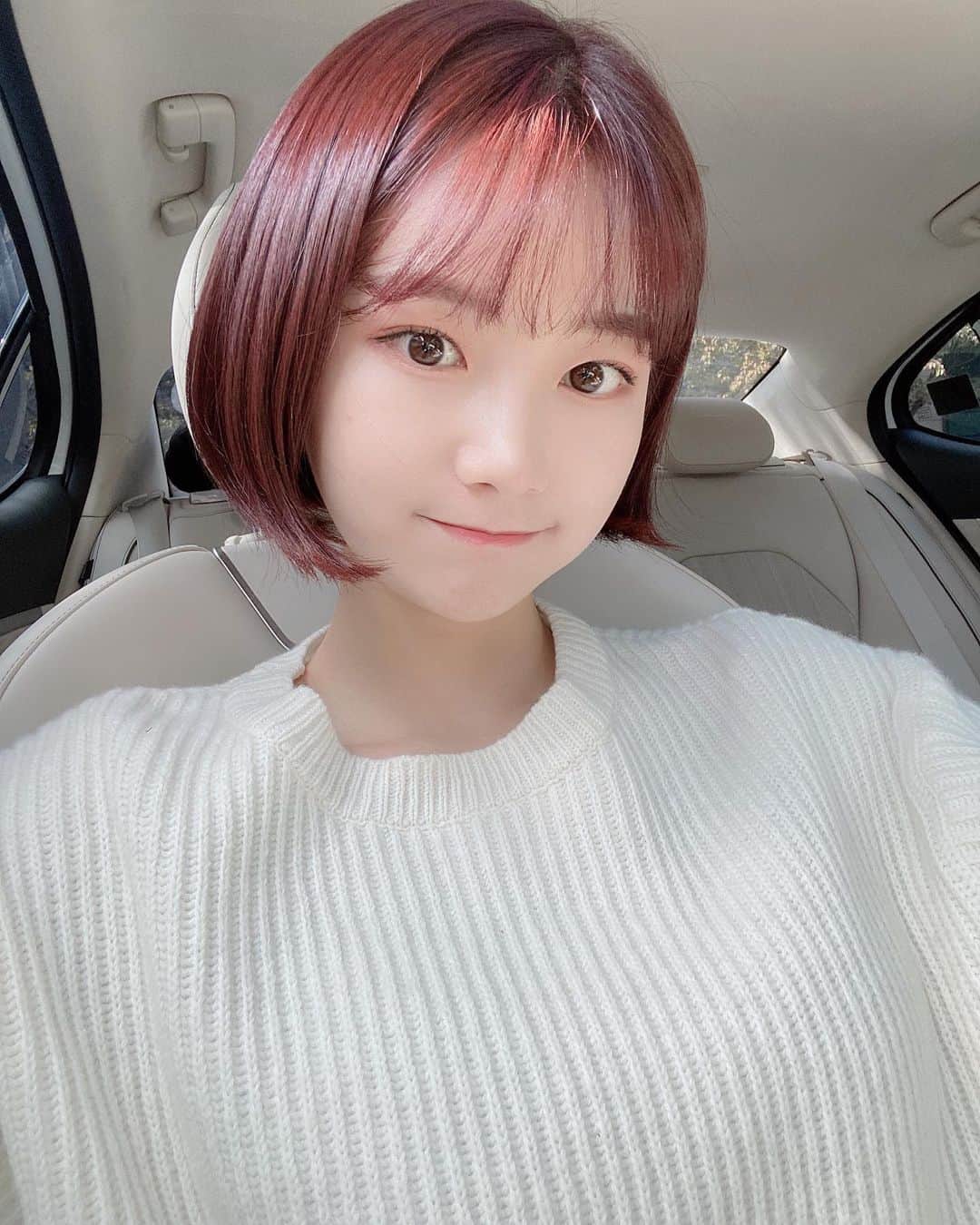 ユン・ダヨンのインスタグラム：「빨간머리는 오또케 메컵을 해야하나 😎」