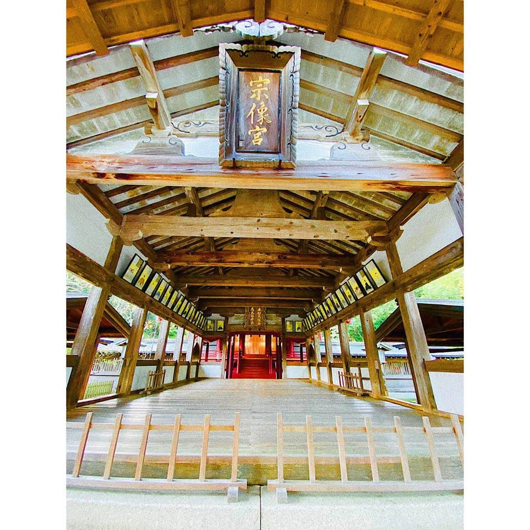 平祐奈さんのインスタグラム写真 - (平祐奈Instagram)「宗像大社⛩ 日本最古の神社のひとつ。  厳島神社と同じく宗像三女神が御祭神として祀られています。 去年両親と旅行でも訪れたくらい私の好きな神社です☺︎  厳かな佇まいに神聖な空気、参道を歩く時の砂利の音と鳥の囀りと神々しいパワー満載の朝日。 贅沢な時間でした✨  早朝参拝はとてもいいですねぇ。 身も心も整えられ1日をより心穏やかに過ごせた気がします☘️ #宗像大社 #宗像国際環境会議」10月29日 17時35分 - yunataira_official
