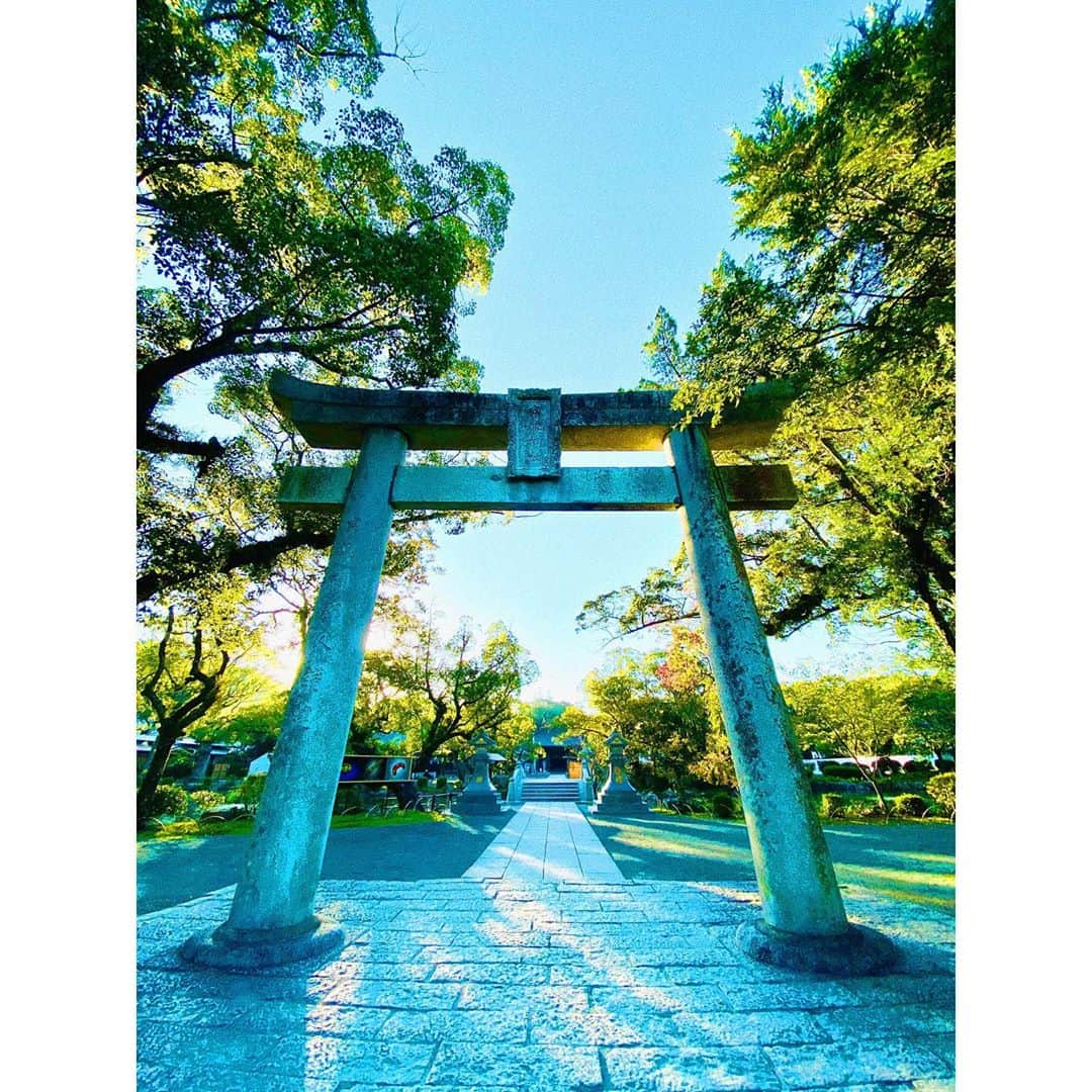 平祐奈さんのインスタグラム写真 - (平祐奈Instagram)「宗像大社⛩ 日本最古の神社のひとつ。  厳島神社と同じく宗像三女神が御祭神として祀られています。 去年両親と旅行でも訪れたくらい私の好きな神社です☺︎  厳かな佇まいに神聖な空気、参道を歩く時の砂利の音と鳥の囀りと神々しいパワー満載の朝日。 贅沢な時間でした✨  早朝参拝はとてもいいですねぇ。 身も心も整えられ1日をより心穏やかに過ごせた気がします☘️ #宗像大社 #宗像国際環境会議」10月29日 17時35分 - yunataira_official