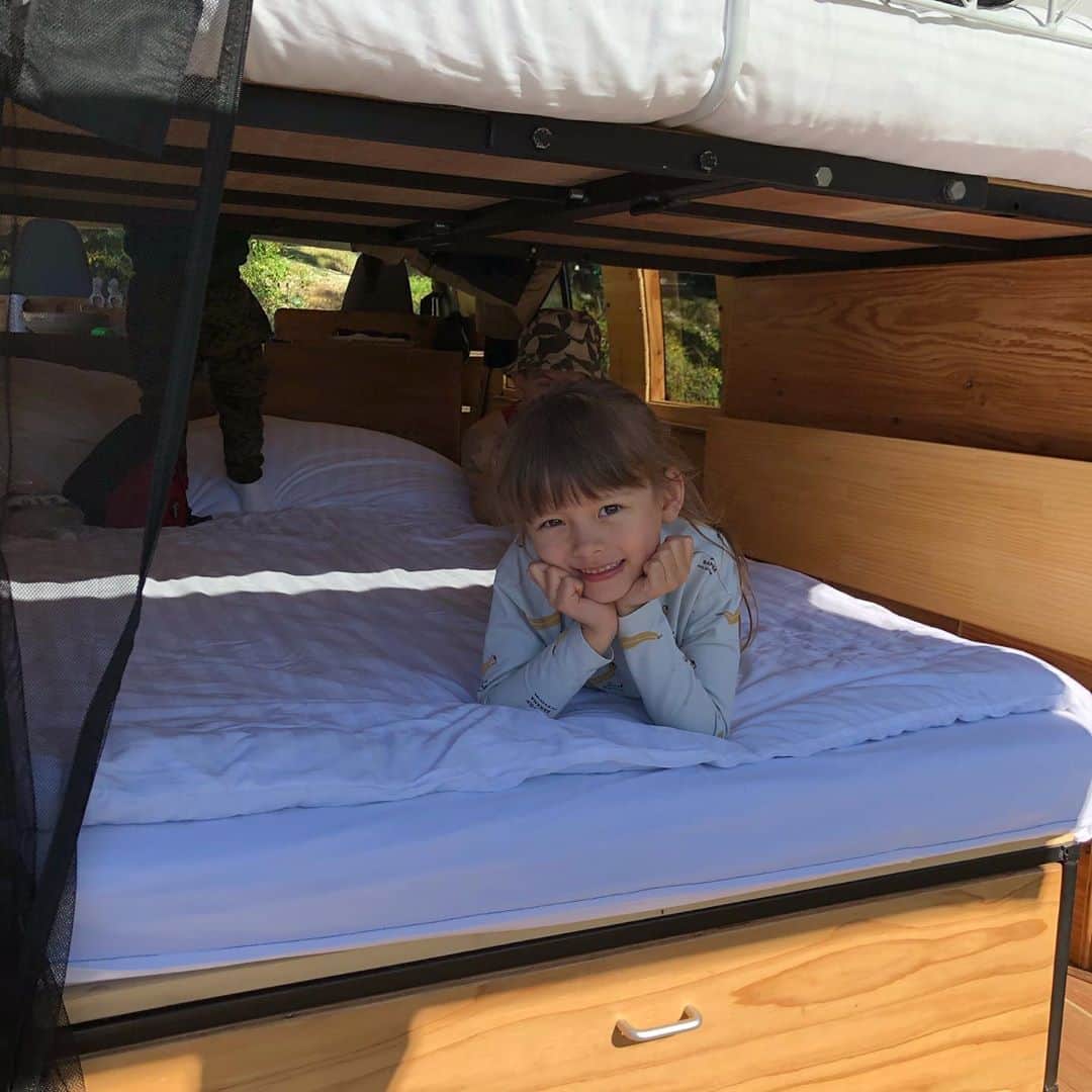 大桑マイミのインスタグラム：「🏕 今回はキャンピングカーで秋camp🍖🥓🥘🍟🍕🍗🥗🥒🌶🥕🌽 久しぶりのハンゴーでご飯を炊いてみたり少し失敗チーズフォンドュしたり、定番マシュマロ焼きしたり美味しい旅でした。テント🏕ではなく キャンピングカーなので夜の寒さも快適。子連れキャンプに優しく、準備も楽で最高な時間を過ごせました。富士山ドッカーンのロケーションもよかった。 パワーチャージ❣️🤟🏻 キャンピングカーは　 @dreamdrivecampervans でレンタルしたよ。 シーンや人数によって選べるし豊富。おすすめです。  キャンプ場は　まほろぼキャンプ場 河口湖から５分！nice 次はどこにいこうかな？  4枚目　虫歯菌について息子と熱く語ってました。マジ顔トーク　車内でゆっくりtime #子連れcamp #fujiyama」