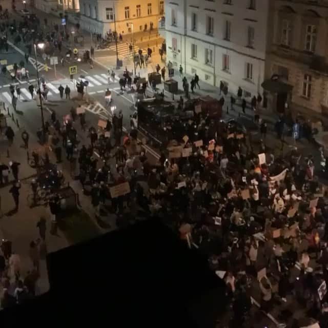 アニヤ・ルービックのインスタグラム：「Trzymajmy tak dalej!!! Włącz głos! ✊✊✊✊✊✊✊✊✊✊✊✊✊✊✊wideo @tycjana #powiedzkomuś #prawakobiet #prawaczłowieka #strajkkobiet #wyroknakobiety #zjednoczeni」