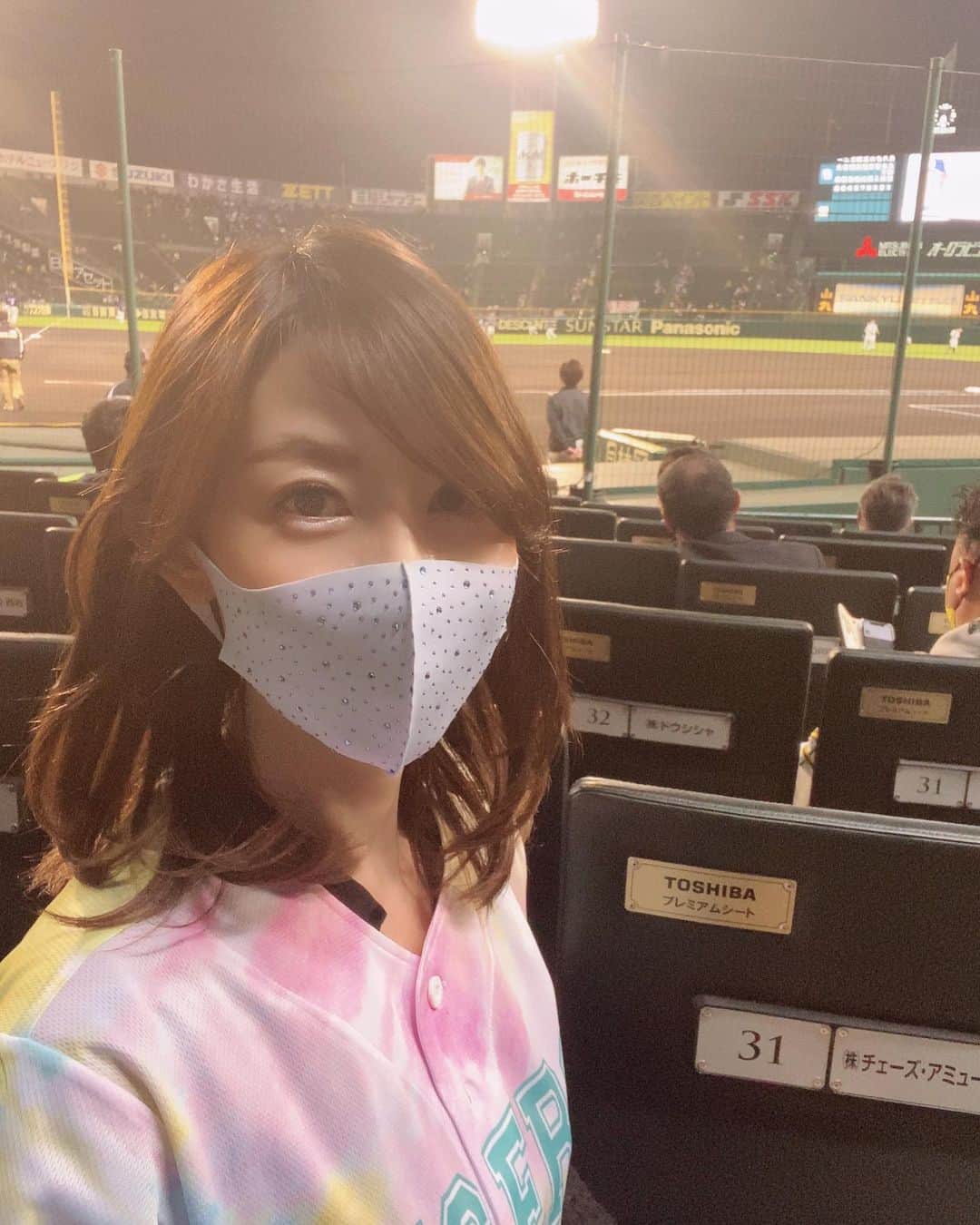 のインスタグラム：「今シーズン、ここに来なかったら、絶対に後悔するって思ったから 今週の月曜日に計画して、来ちゃいました😊  女性限定トラコユニフォーム配布DAYなので、着てみたよ❣️  #プロ野球 #野球 #野球観戦 #プロ野球観戦 #スポーツ観戦 #toshibaプレミアムシート #阪神タイガース #タイガース #虎エール #甲子園 #阪神甲子園球場 #甲子園球場 #ママ #ママコーデ #ママファッション #ママスタイル #ママライフ #hanshintigers」