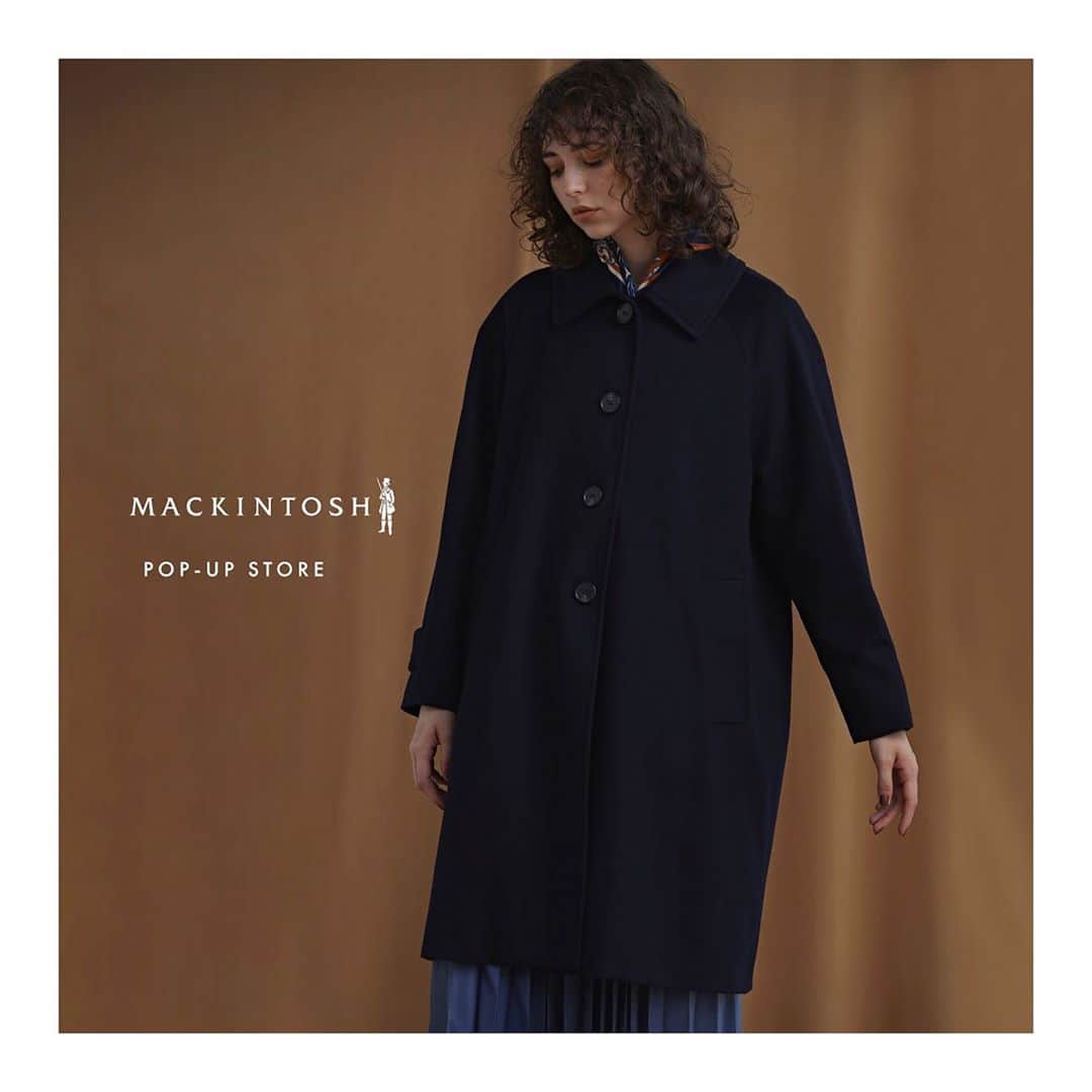 エリオポールのインスタグラム：「. MACKINTOSH POP-UP STORE . 10.30.fri - 11.8.sun at.日本橋高島屋S.C. . 11.3.tue - 11.16.mon at.ルミネ横浜 . 英国を代表する老舗ブランド〝MACKINTOSH〟 . 起源は1823年、チャールズ・マッキントッシュによる世界初の防水布、“マッキントッシュクロス”の発明にさかのぼり、その革新的な生地を使ったゴム引きコートは瞬く間にヨーロッパ中に広がりました。現在では、飽きのこないシンプルなデザインと体のラインをきれいに見せるシルエットから、MACKINTOSH（マッキントッシュ）はタイムレスなラグジュアリーコートの代名詞として世界中で愛され続けています。 . 今シーズンのエリオポールでは、エクスクルーシブモデルが登場。Aラインシルエットのステンカラーコート「トア」にロロ・ピアーナ社のリュクスなドースキンウール生地を採用しました。前から見るとラグランスリーブ、後ろから見るとドロップショルダーとなったデザインが特徴で、エレガントな雰囲気はそのままに、撥水と透湿防水の機能が実現した一枚です。 . . エリオポール日本橋髙島屋S.C.: 東京都中央区日本橋2-5-1 日本橋髙島屋S.C.新館2階 . エリオポールルミネ横浜: 神奈川県横浜市西区高島2-16-1 ルミネ横浜2F . . . #HELIOPOLE #エリオポール #MACKINTOSH #2020aw #autumnwinter #selectshop #fashion #style」